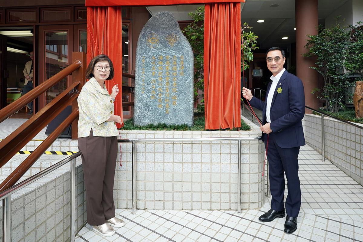 利子厚(右)表示,工程為院友營造更衞生安全和舒適的生活環境。(馬會提供)