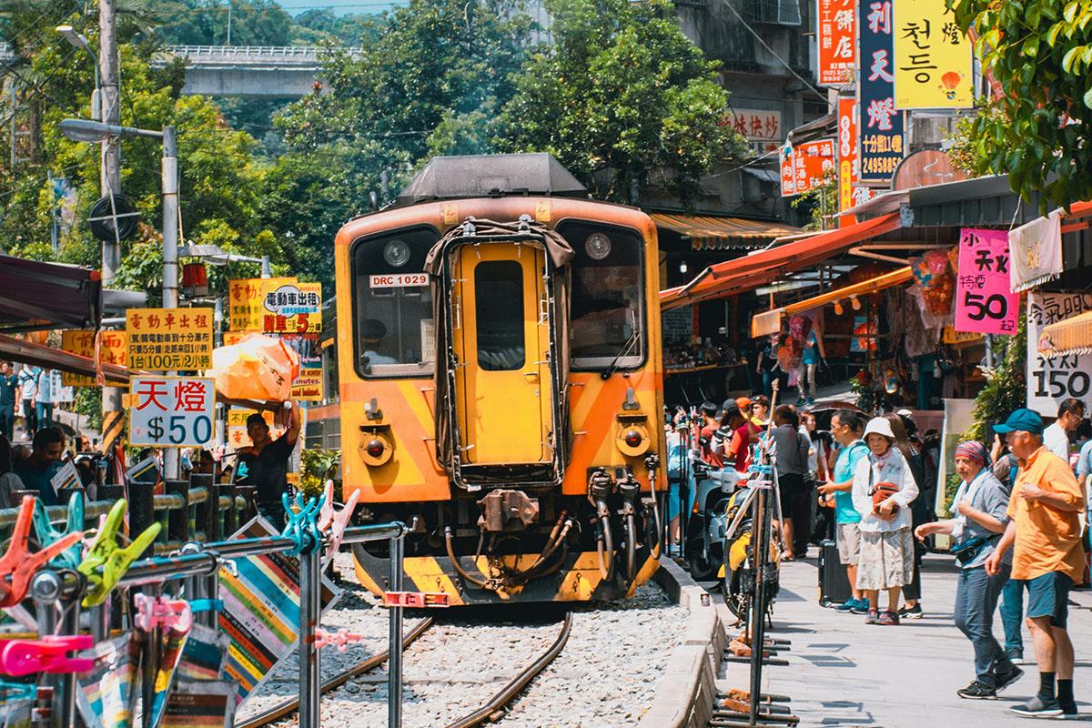 十分老街一帶現時仍有平溪線列車通過,是景點一大特色。(Unsplash圖片)
