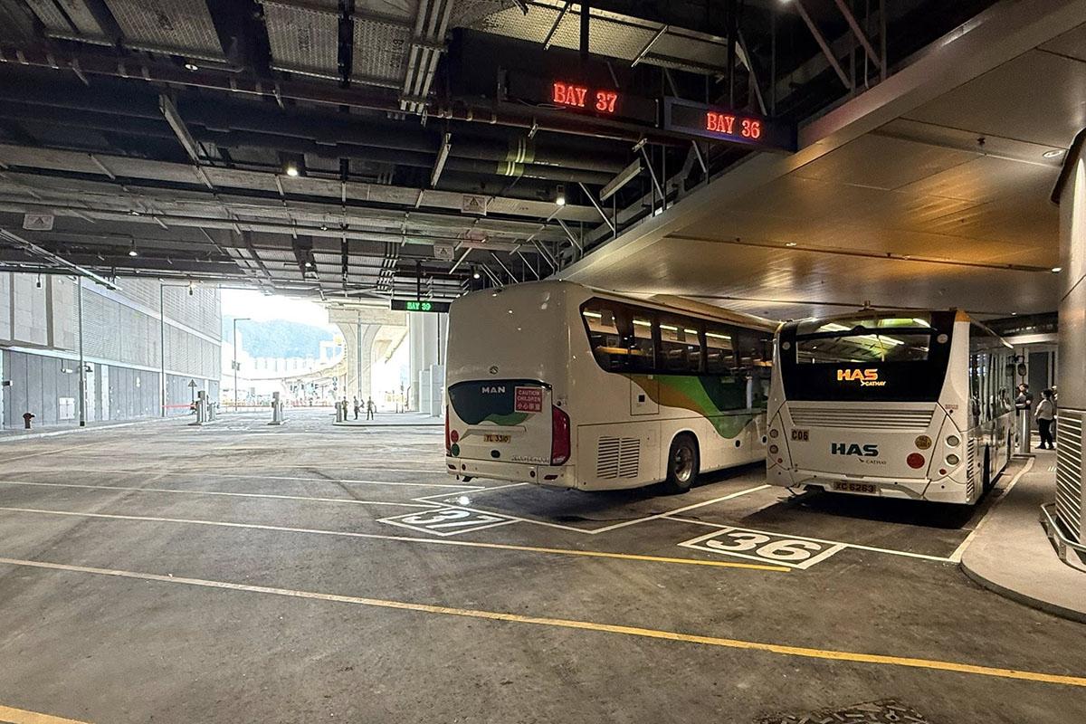 二號客運大樓的旅遊巴上落客區下月底啟用。(崔定邦FB)