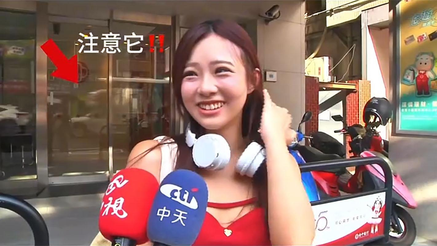 卓立群受訪期間,一小時一班的巴士突然到站。(卓立群IG截圖)