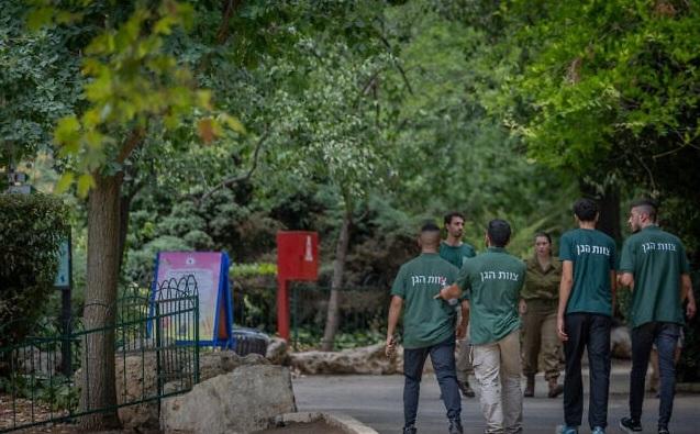 事發後,動物園員工做善後。(互聯網)