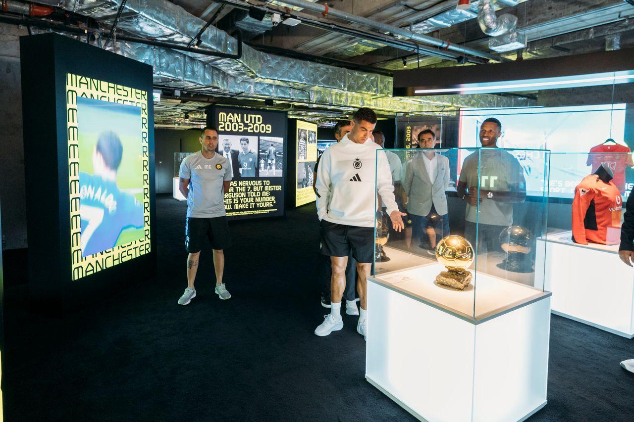 沙特超級盃|C朗前往K11的CR7 Life Museum Hong Kong展館參觀。(大會提供)