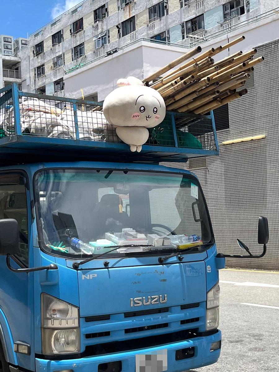 有網民遇上車頭放有Chiikawa大型公仔的貨車。(網民0emp3thy@Threads)