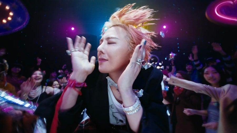 GD在舞台上的演出令人著迷。