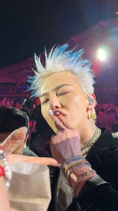 GD在舞台上的演出令人著迷。