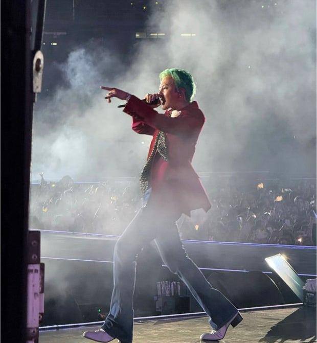 GD在音樂會裡,展示K-Pop王者風範。