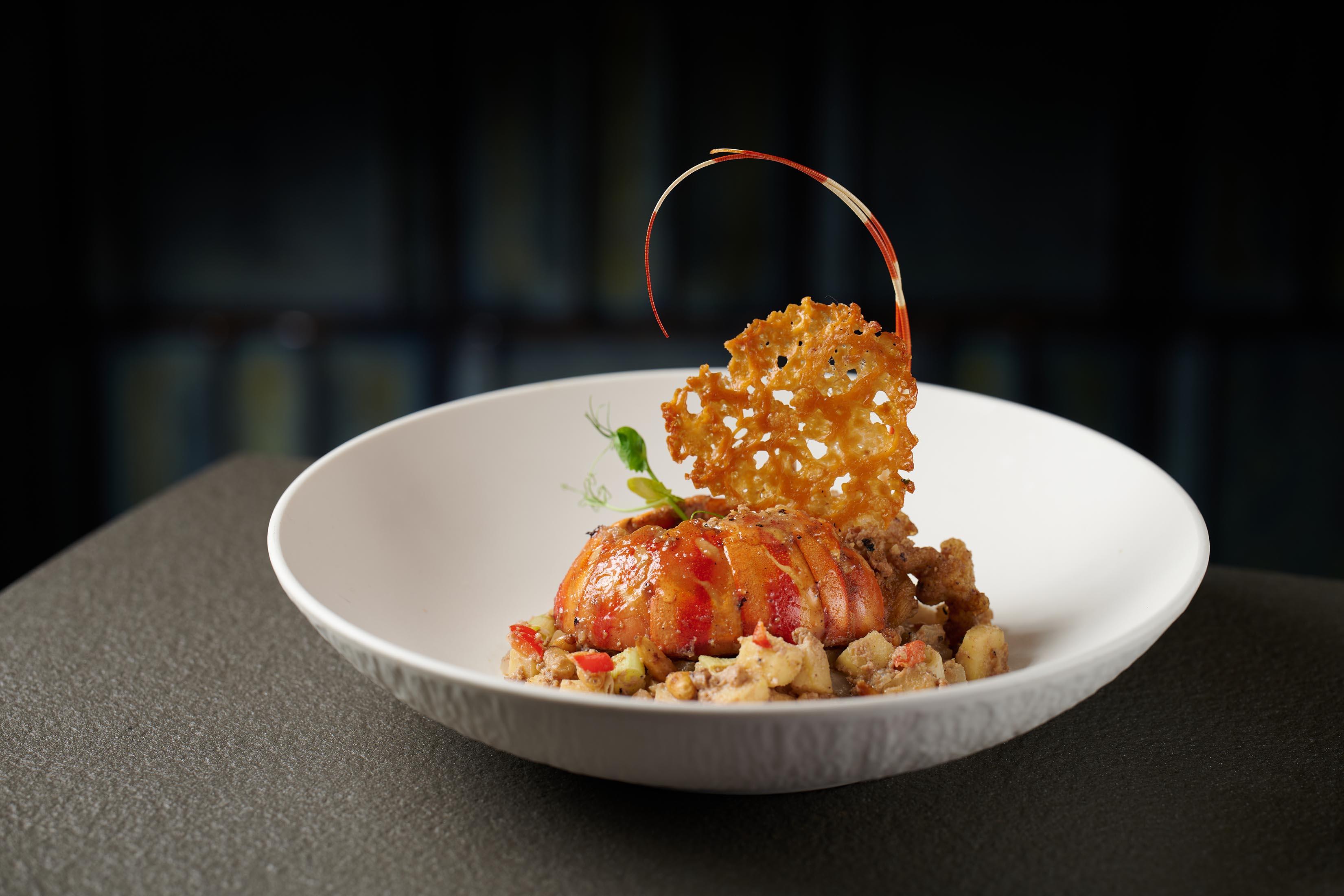 「茅台酒香鵝肝醬燒本灣小青龍」,體現其中西合壁的廚藝視野。精選肉質鮮甜的本地小青龍蝦入饌,以豐腴濃重的鵝肝醬燒製,最後澆上中國名釀茅台酒,成就醬香醇厚的鮮味。