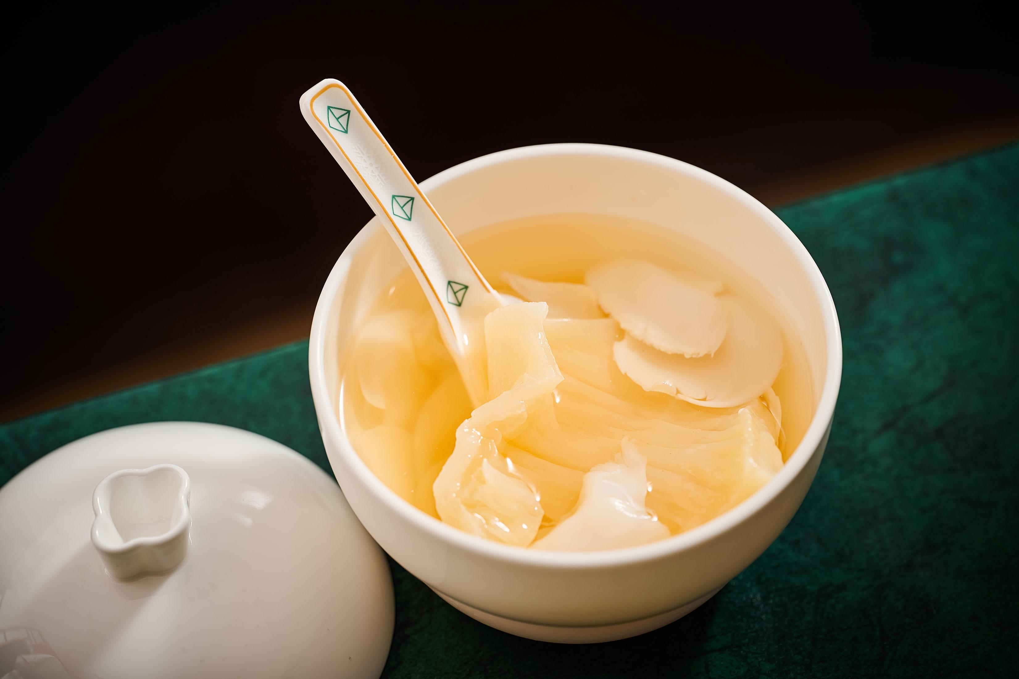 「酸辣烏魚蛋花膠湯」源於國宴,王師傅順應現代人的飲食習慣重新演繹地道清燉烏魚蛋湯——以鮮濃清湯代替清醇鮮湯,令湯品達至入口酸不見醋、辣不見椒、香不見油、味濃而湯清的至高境界。