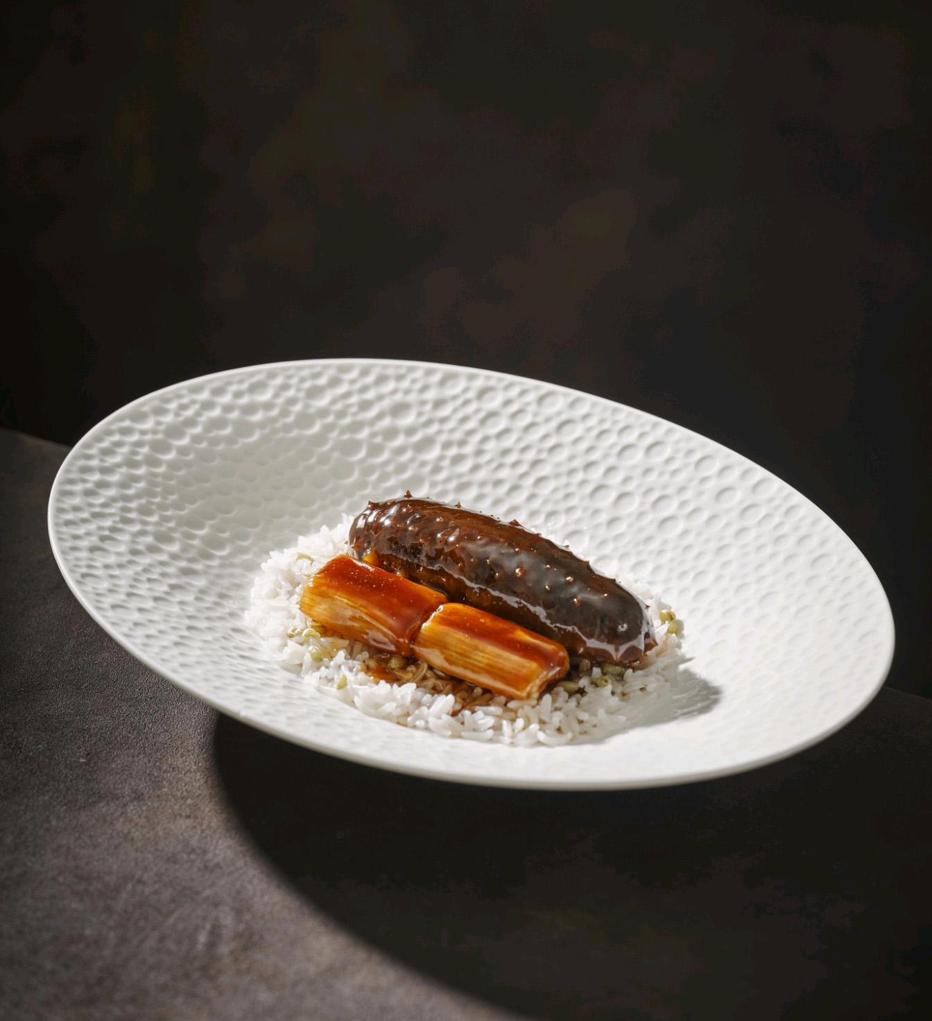 「魯上魯」的鎮店名饌「三代傳承阿膠蔥燒實心海參」傳承自魯菜泰斗王義鈞,再經由其弟子屈浩親傳王浩全,盡顯師帶徒,父傳子的匠心薪傳。蔥燒海參屬國宴名菜,王師傅嚴選來自青島、每隻平均重達1.5斤的優質活海參進行低溫烹調,極力保存其營養價值。