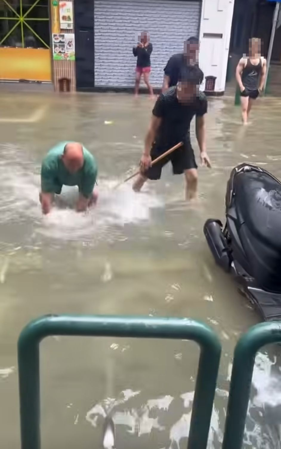 有網民於Threads上載短片,片中可見澳門街頭上演「捉魚挑戰賽」。(cclwss@Threads)