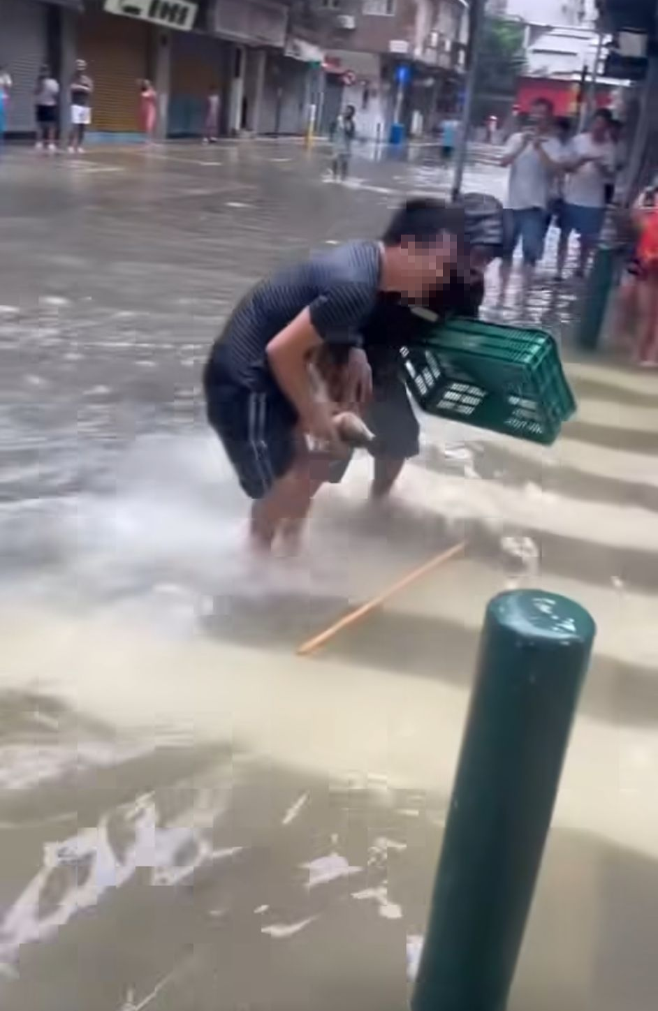 有網民於Threads上載短片,片中可見澳門街頭上演「捉魚挑戰賽」。(cclwss@Threads)