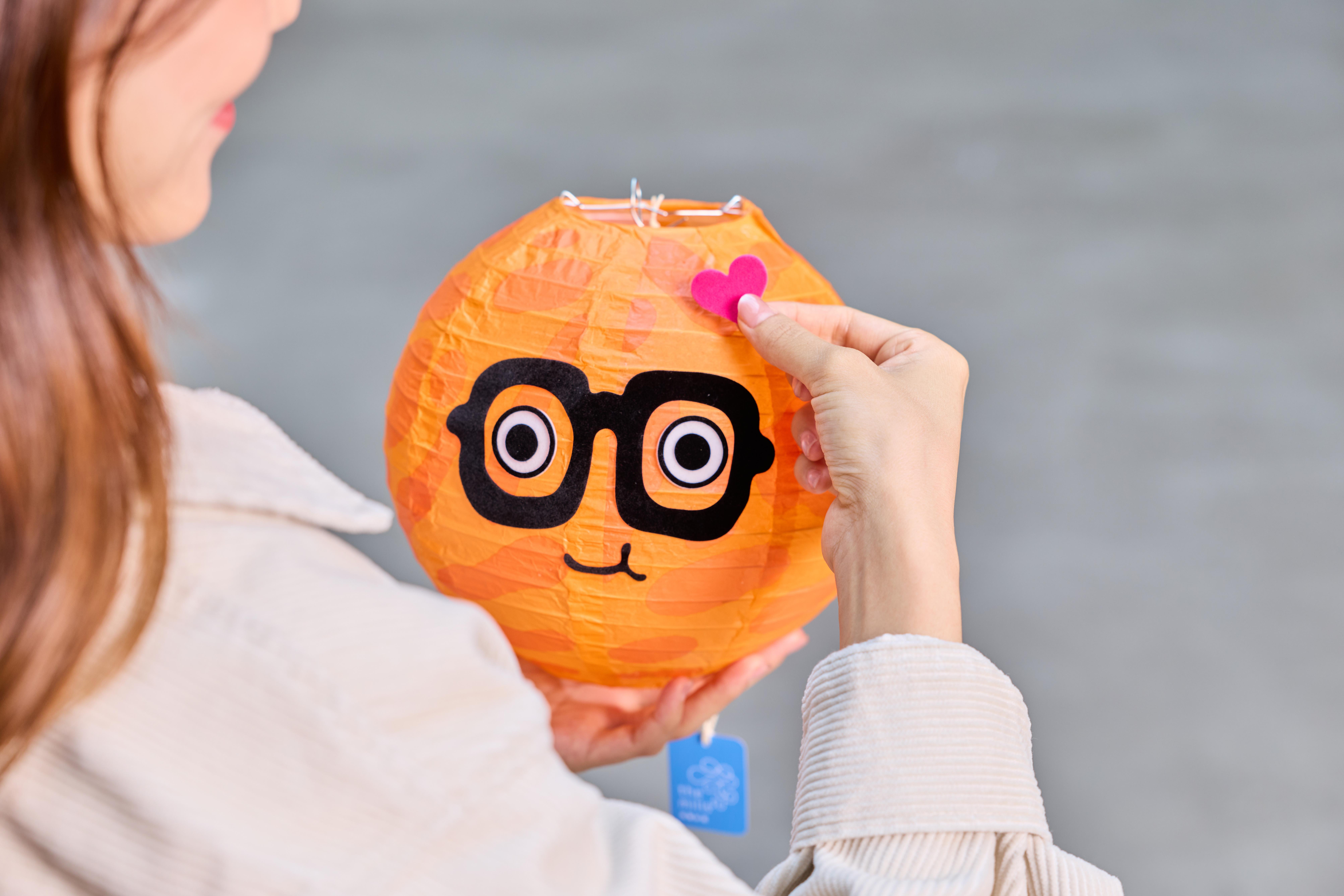 中秋親子創意工作坊,親手將傳統圓形紙燈籠變身Mr.MARS造型,以多彩裝飾素材發揮創意,設計獨一無二的中秋燈籠