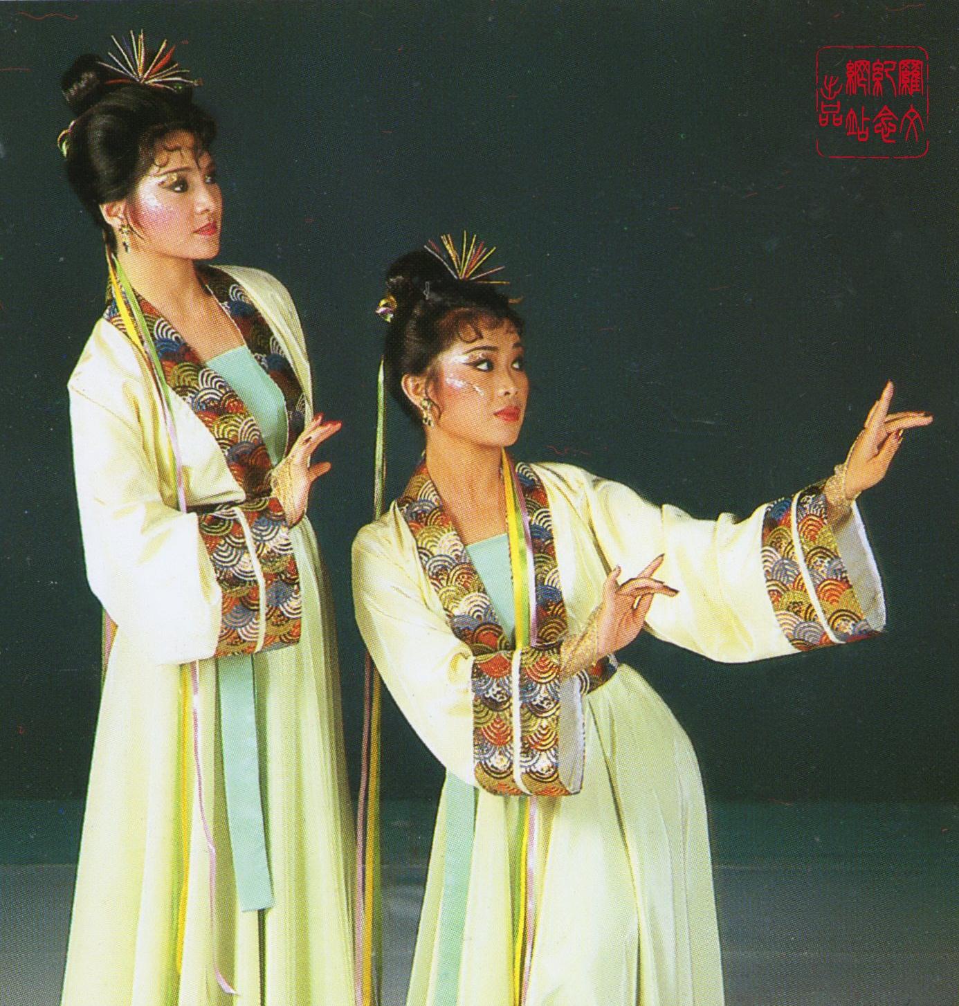 何亦儀、王莉貞扮演龍女侍女。