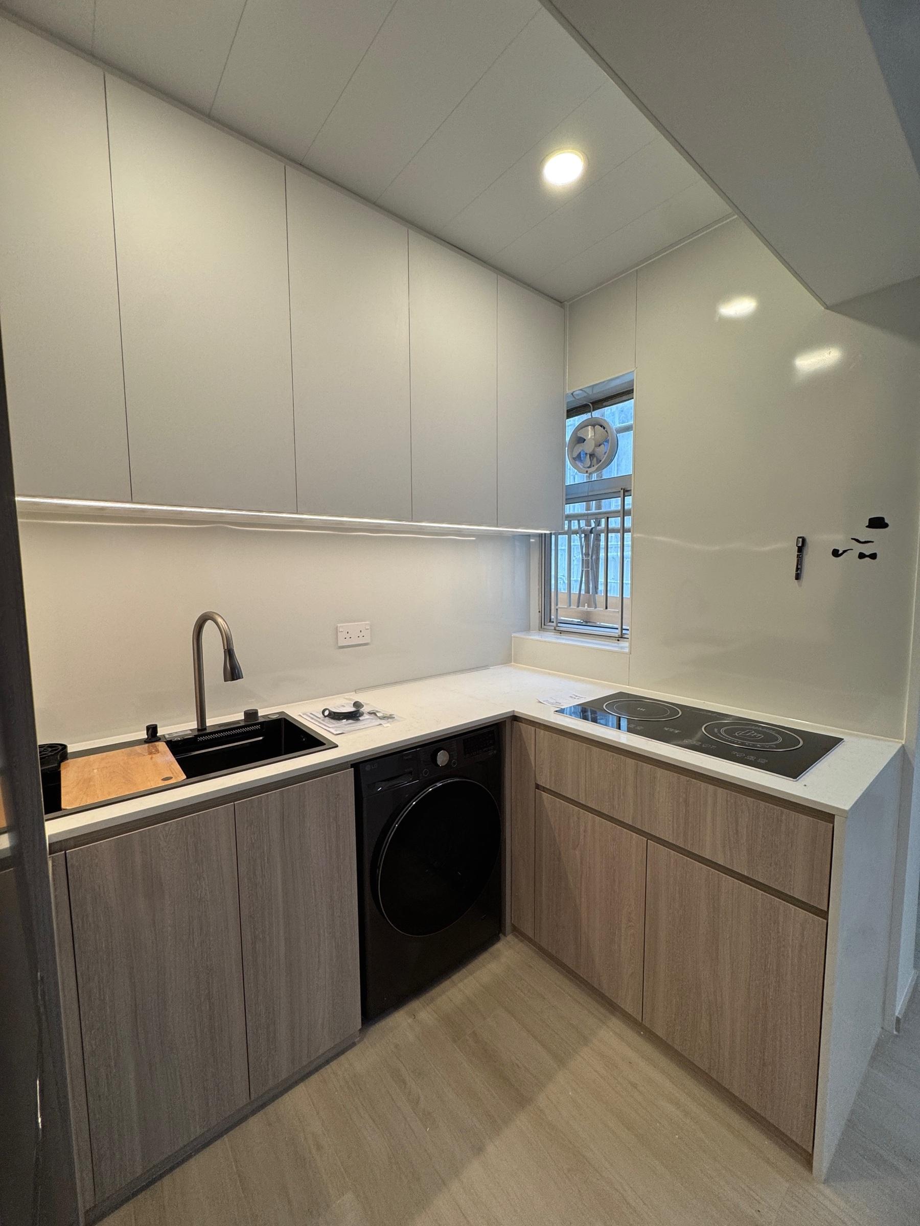 開放式廚房設有不少收納櫃,非常實用。