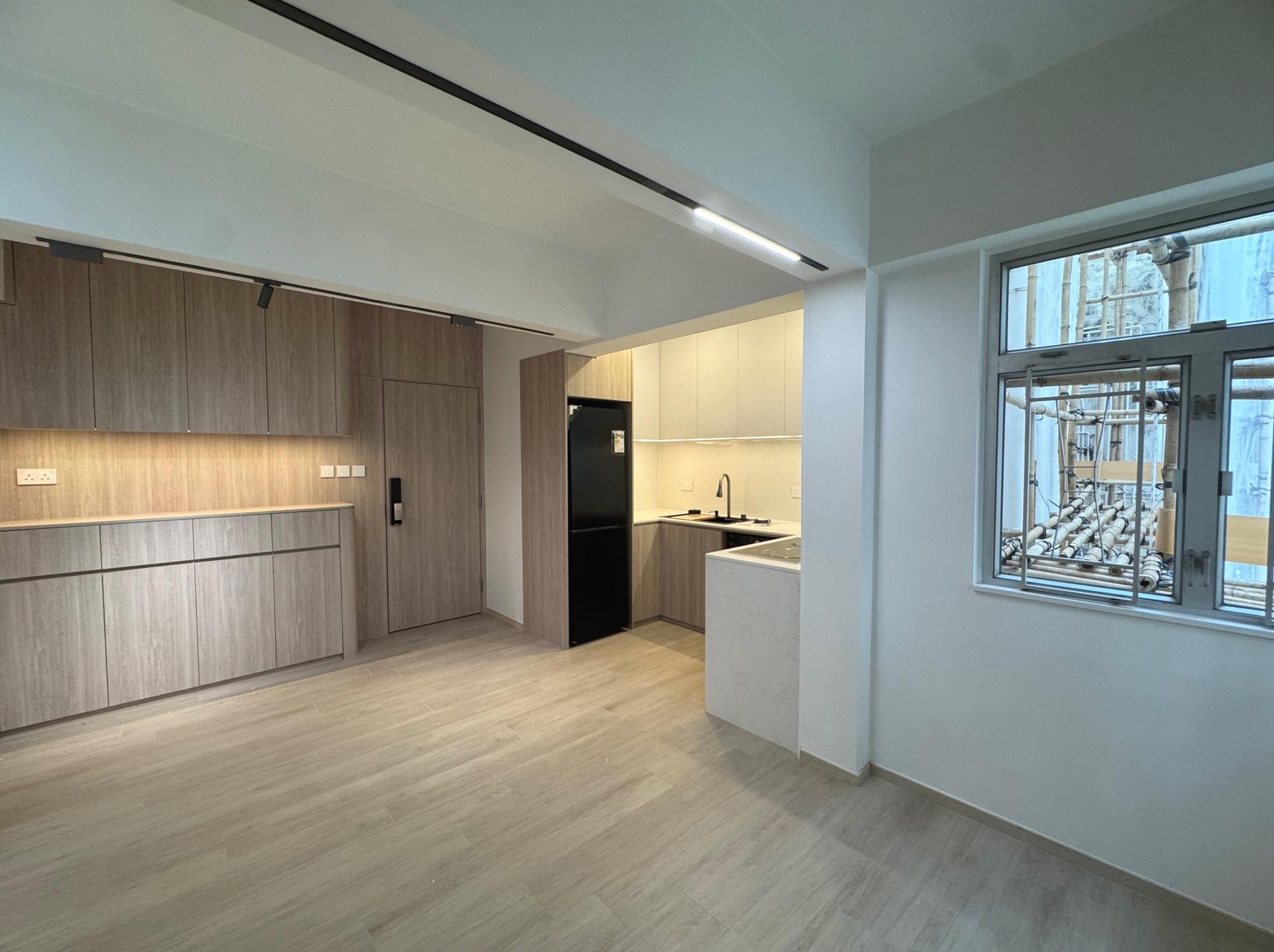 大門旁設有一列儲物櫃,收納空間多。