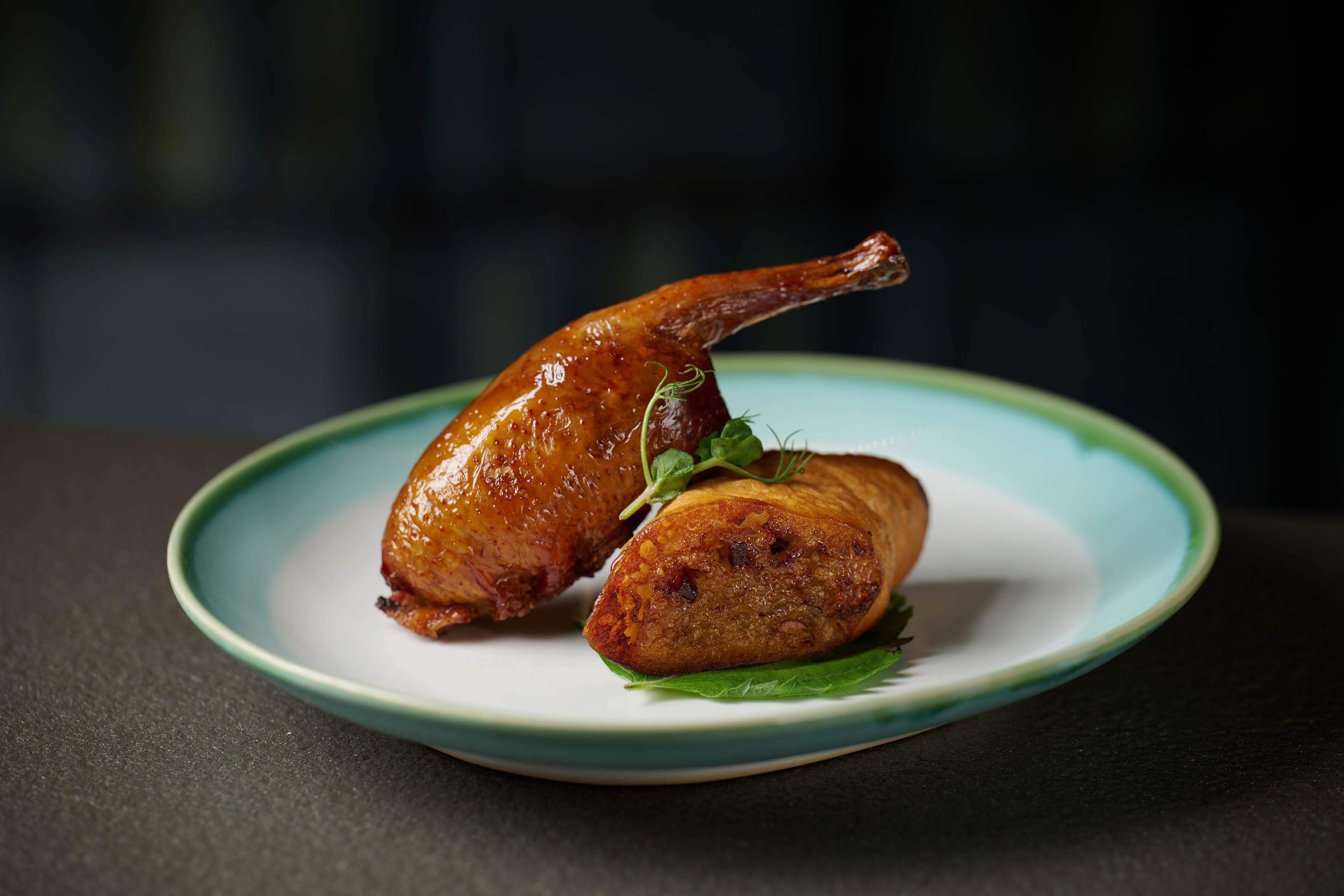 傳統粵菜「鴛鴦鴿肉臘味糯米飯」工序繁複,要先以巧手將乳鴿起骨,再釀入糯米、臘腸、臘肉等風味食材於原個鴿腿之中,經烤製將鴿肉的脂香完美滲透糯米,達致外脆內嫩的誘人滋味。