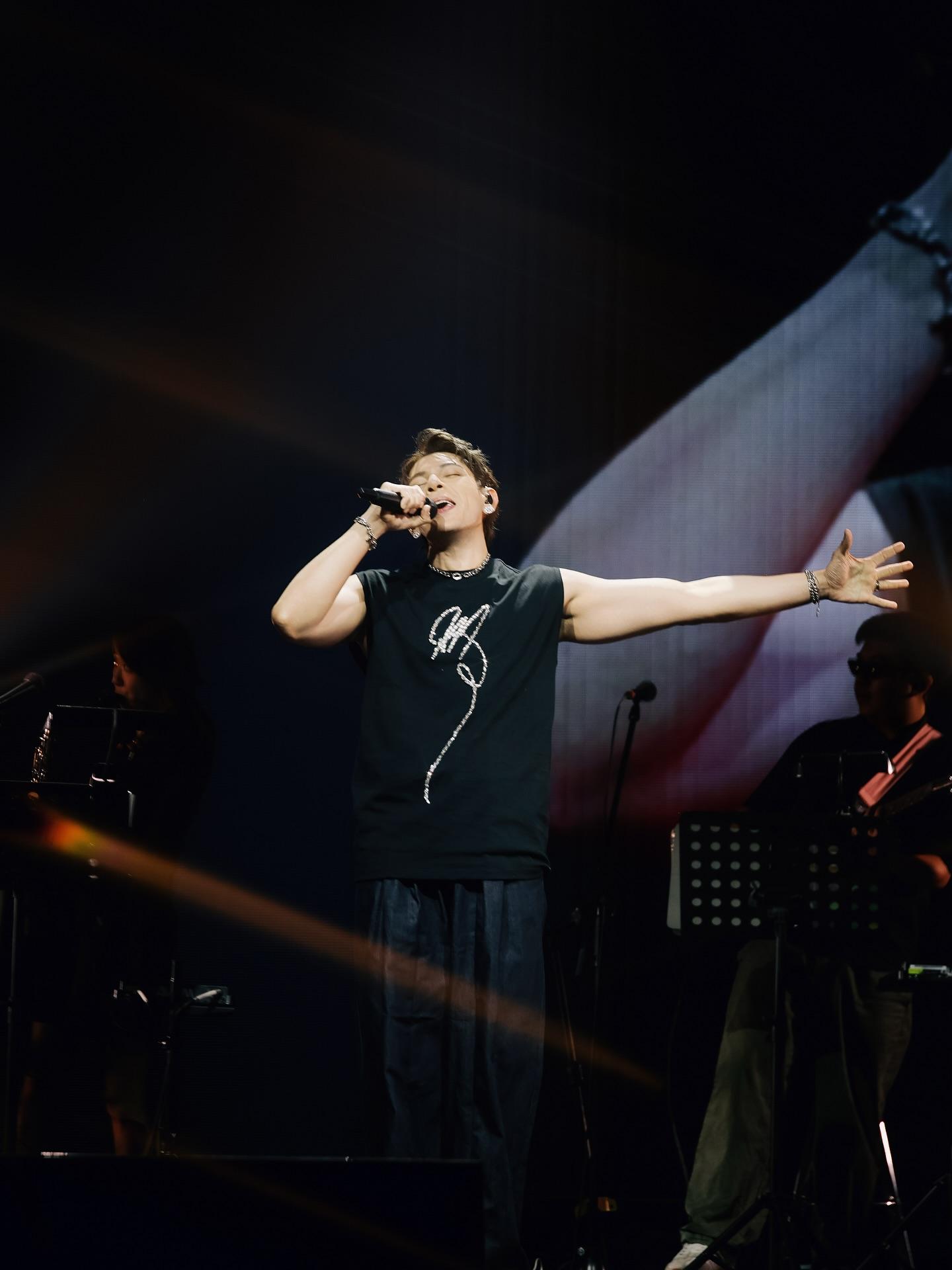 German新歌是一首快,現場表演會配合舞蹈。