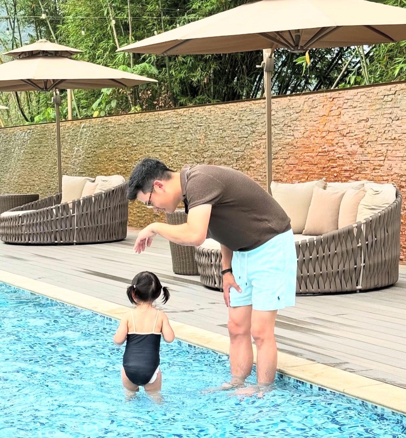 周興哲透露兩歲囡囡早前痙攣及反白眼緊急送院。