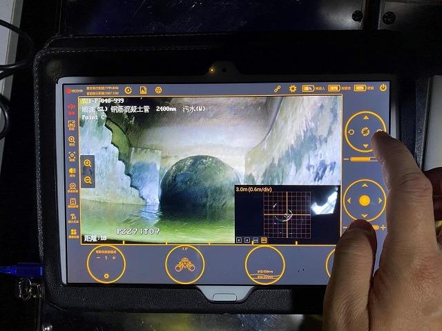 工作人員透過管網檢測機械人「聲探」的鏡頭和聲納系統,遙距檢視渠道的結構狀況。(圖片來源:渠務署)