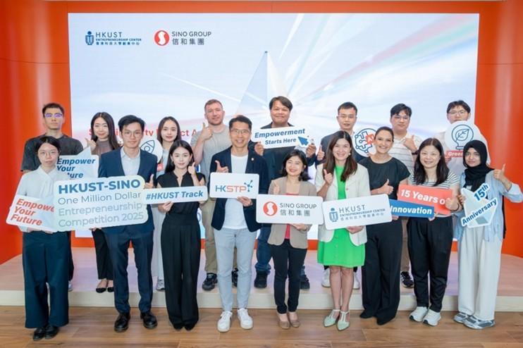 6支入圍「可持續發展影響力獎」的團隊已在元朗朗壹廣場向評判團成員﹕包括信和集團可持續發展及創新副總經理郭鎧怡(前排右五)、科大環境及可持續發展學部梅柯博士(前排右三),以及香港科技園公司綠色科技副總監李俊豪(前排左四)展示他們以環境、社會及管治 (ESG) 為重點的創新解決方案。特別嘉賓、科大創業中心總監凌恒然教授(前排右四)亦有到場支持。得獎名單將於9月30日於香港區決賽公佈。