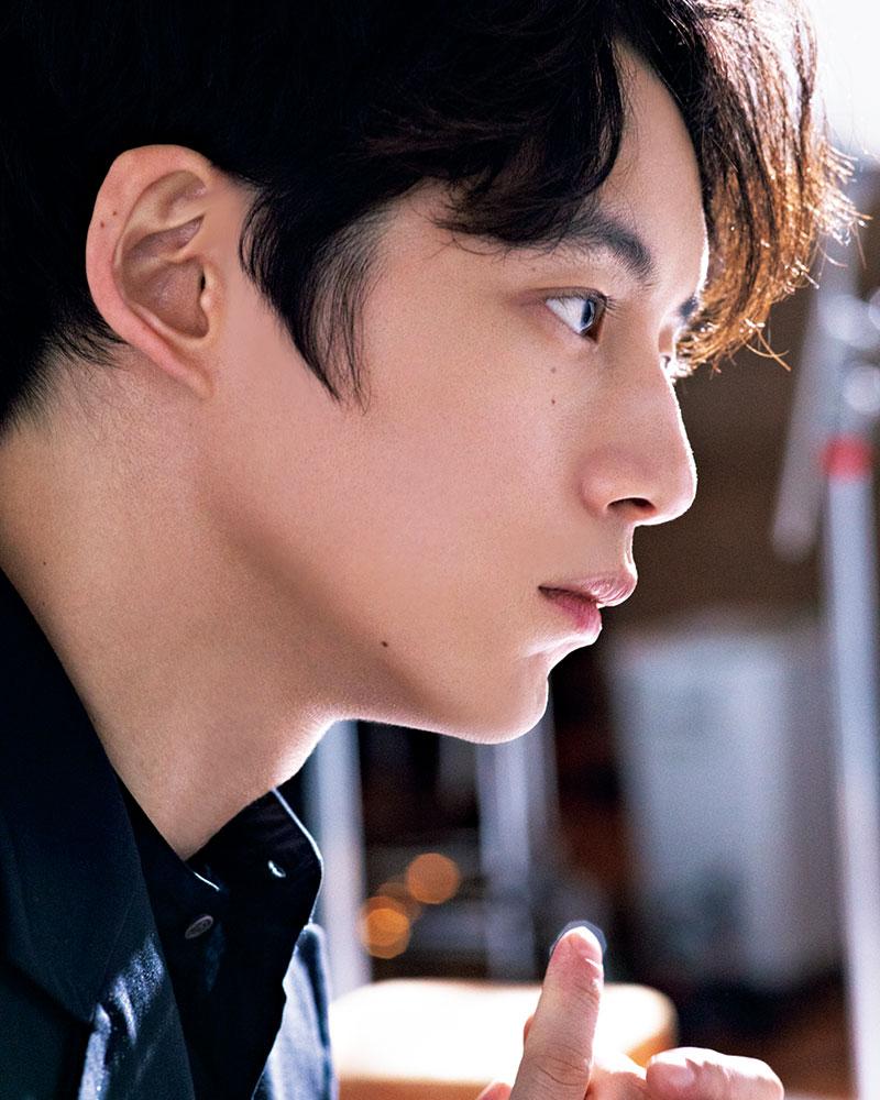 坂口健太郎是近年甚受亞洲觀眾歡迎的男星。