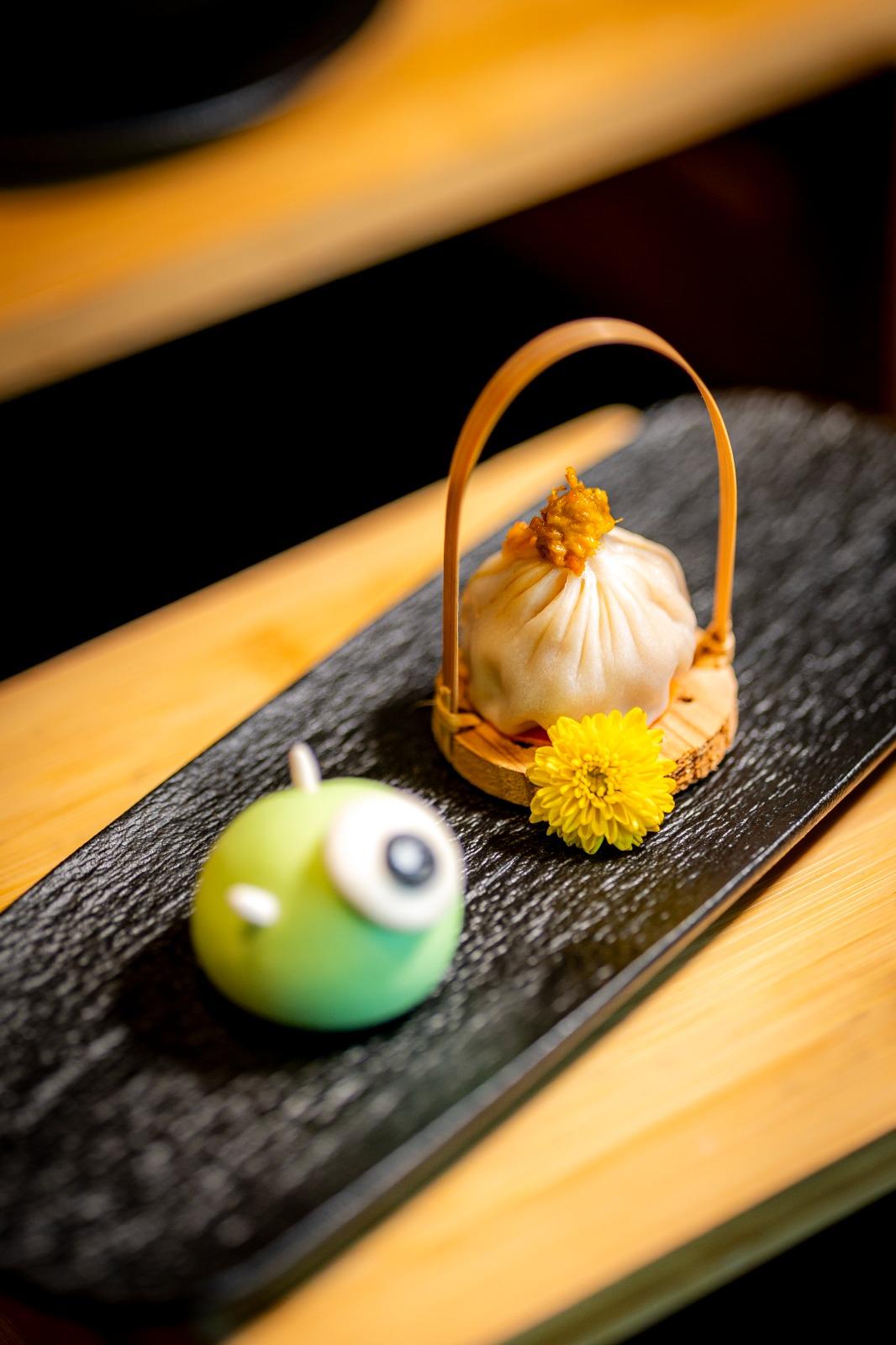 大眼仔蟹粉豚肉包、蟹粉小籠包(香港迪士尼樂園酒店「晶荷軒」大閘蟹時令 精選套餐10月13日至2025年11月16日供應,每位$598)