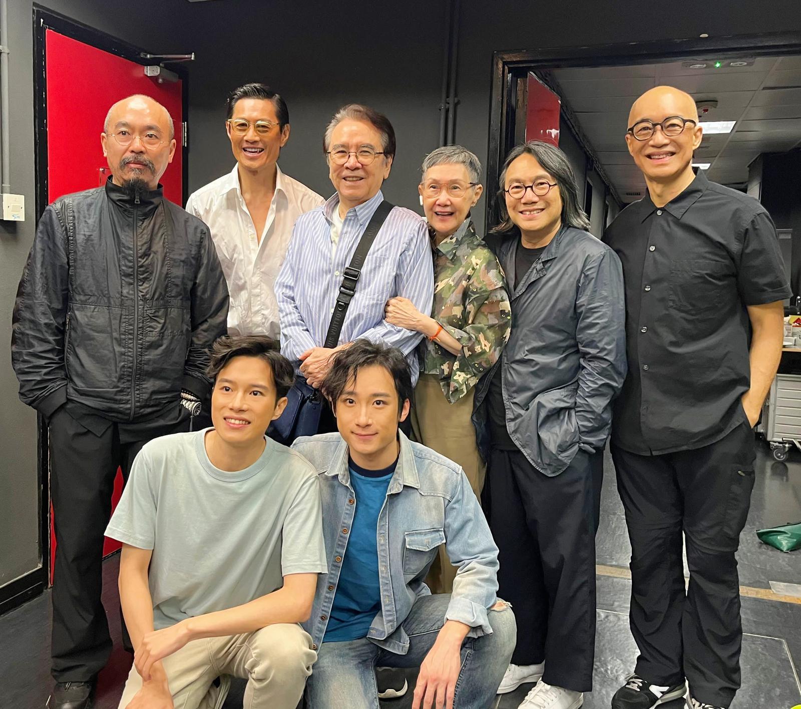 姜大衞(左三)、李琳琳 (左四)和「唔講得」台前幕後人員合照