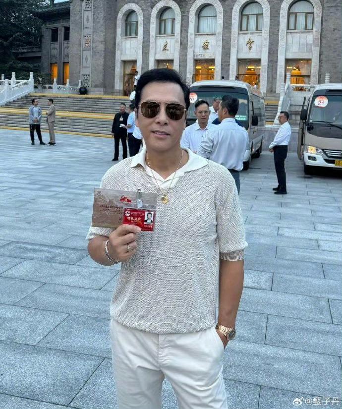 手拿著邀請函的子丹,一面自豪。