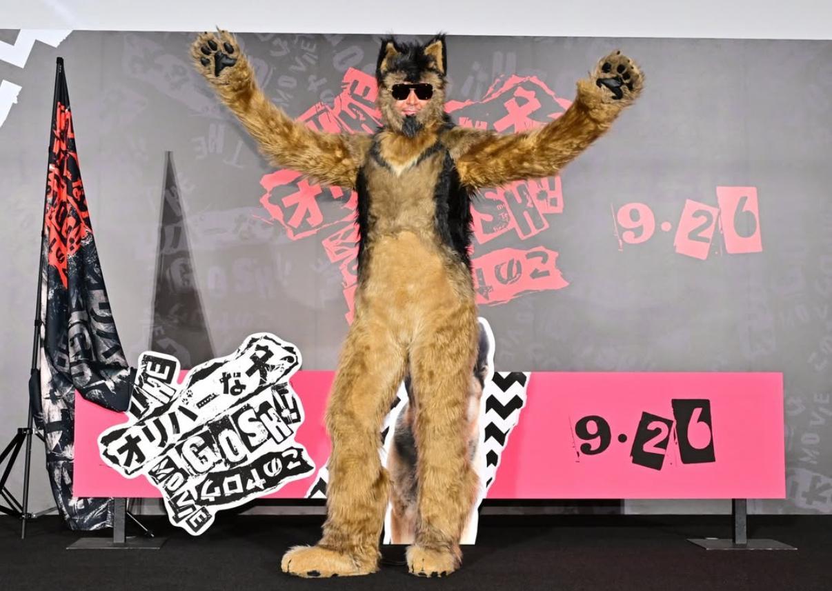 小田切讓戴黑超風騷扮狗狗Oliver。