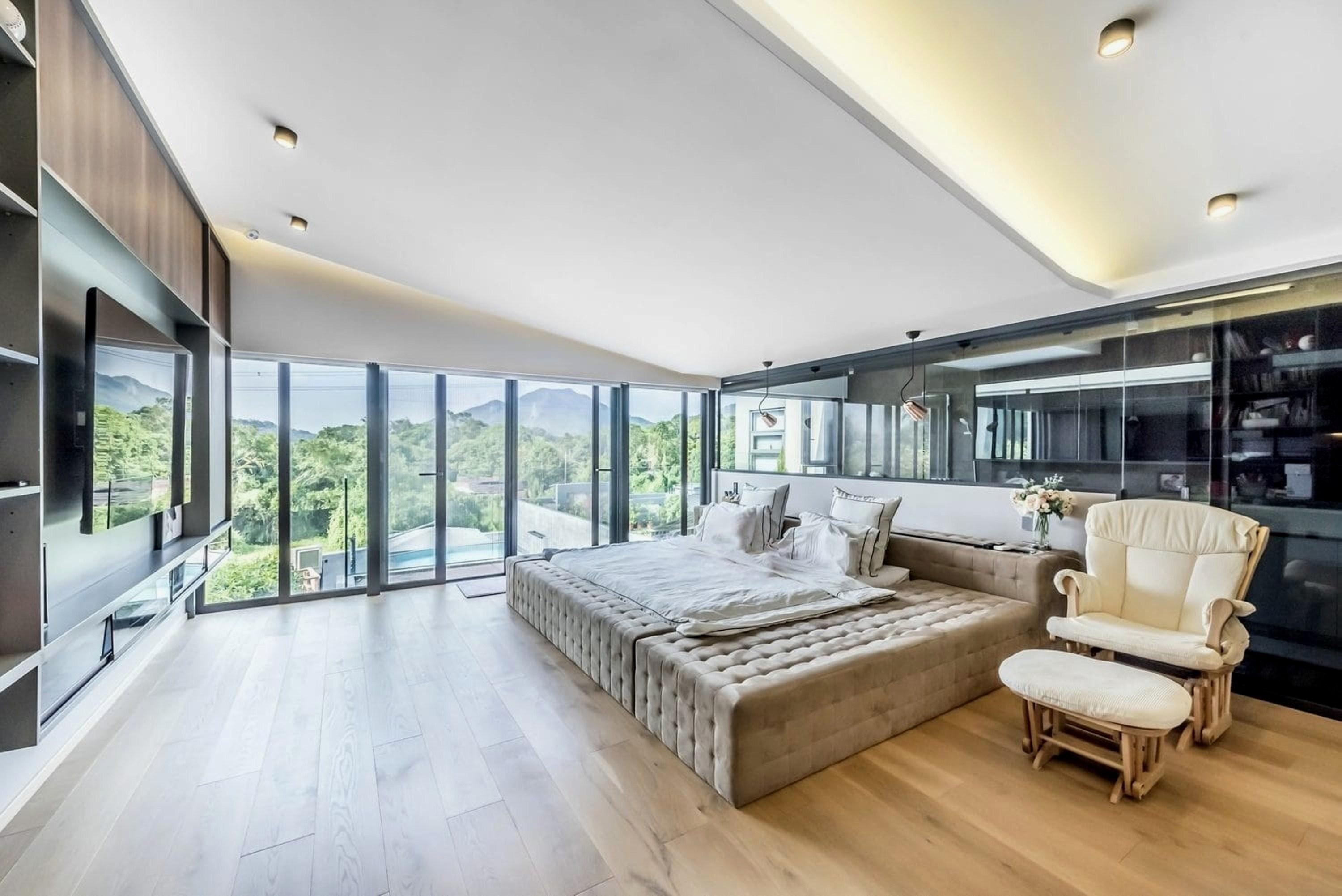寬敞的主人套房面向自家泳池,環山景致十分吸引。