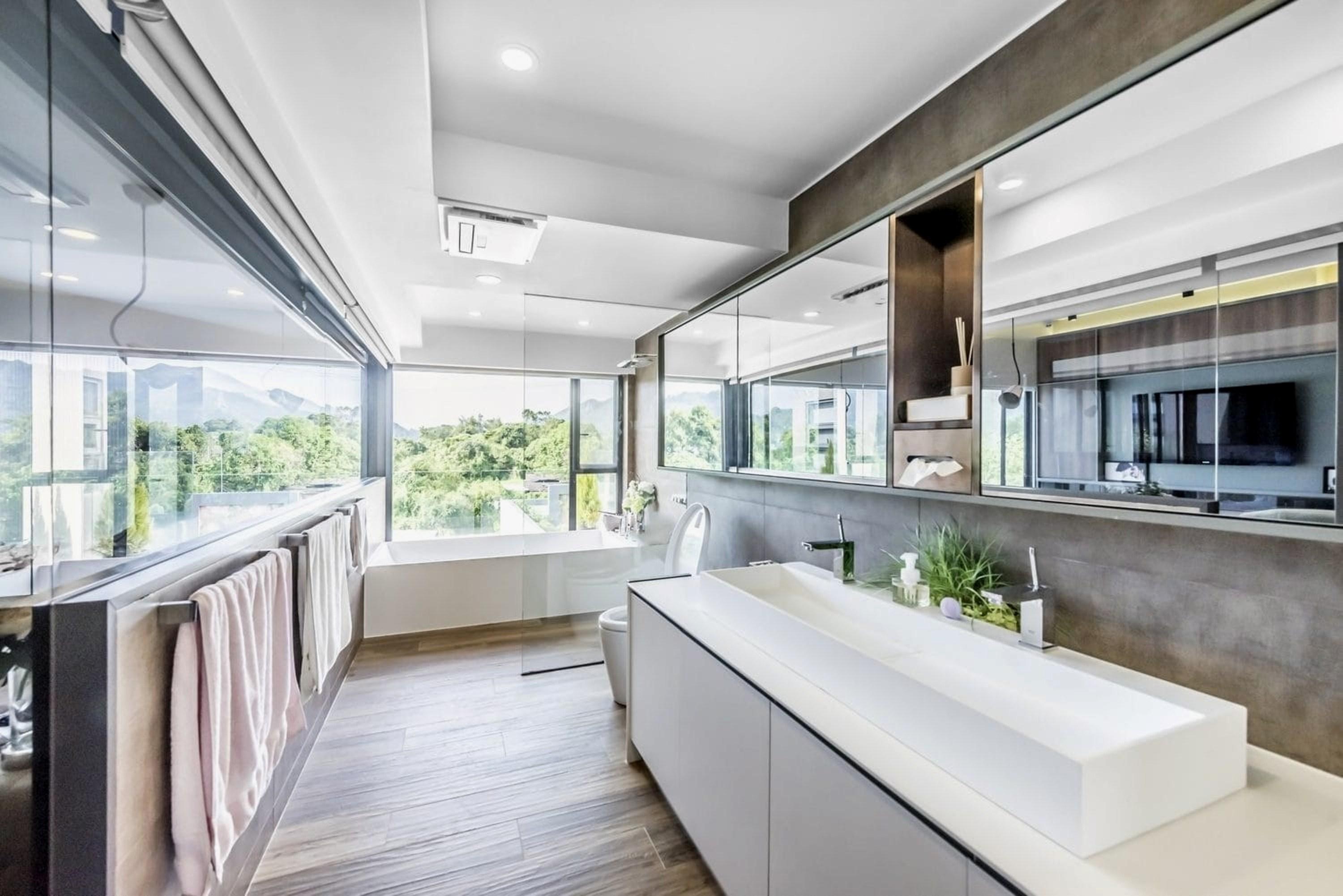 主人套房浴室以透明玻璃設計,通透光猛。