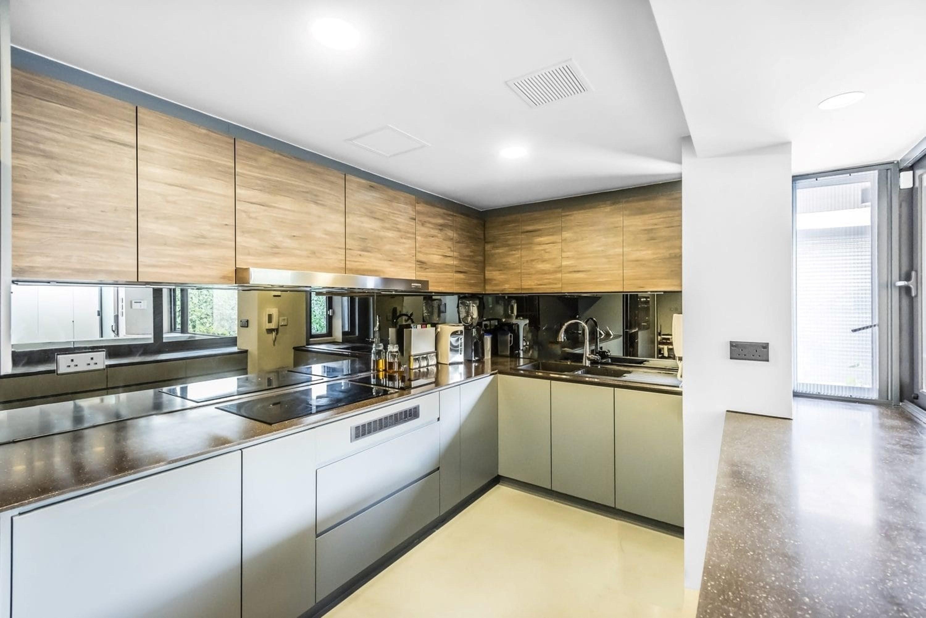 闊大廚房配套齊全,大家庭十分合用。