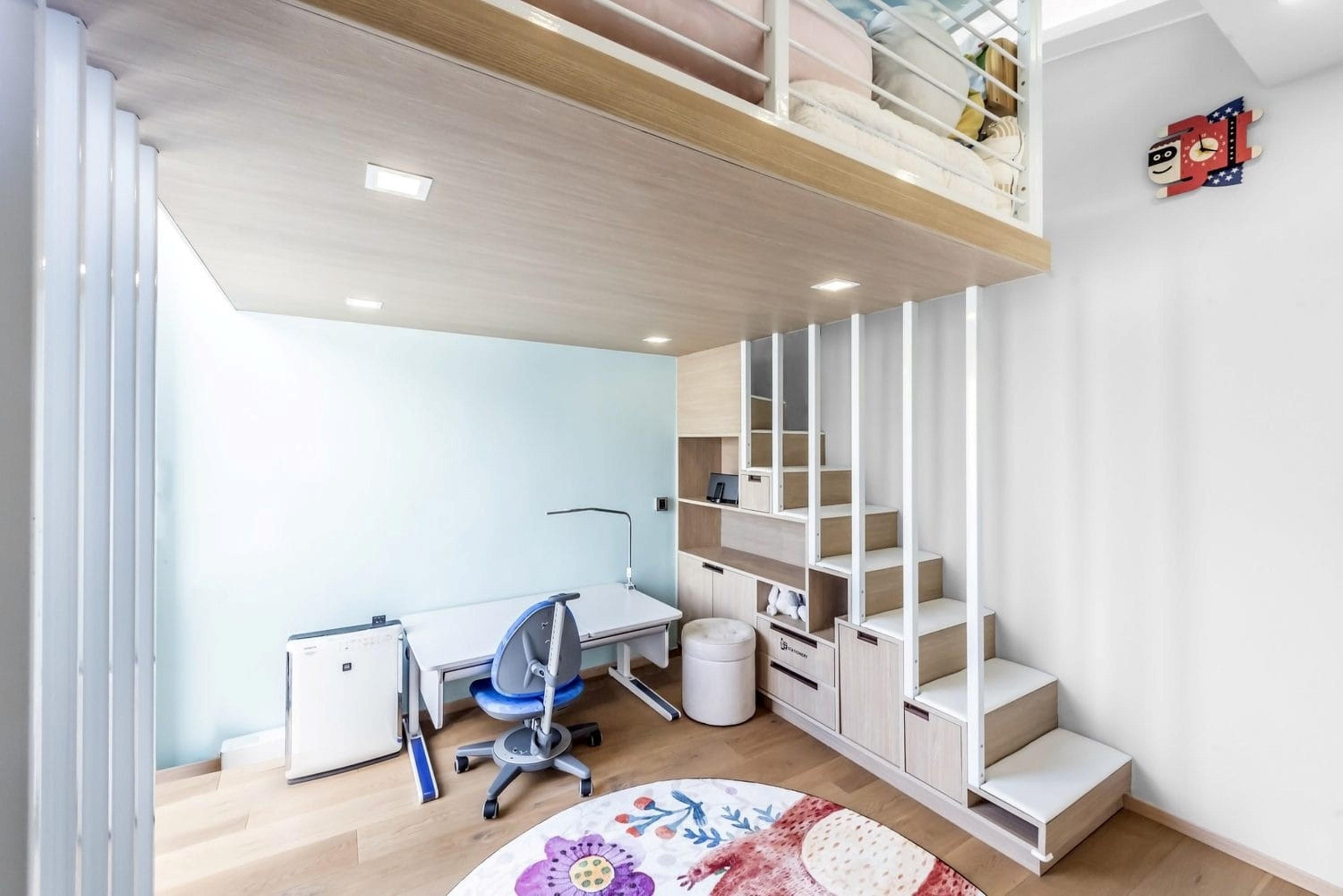 其中一間睡房樓底極高,分上下兩層設計,效果實用又時尚。