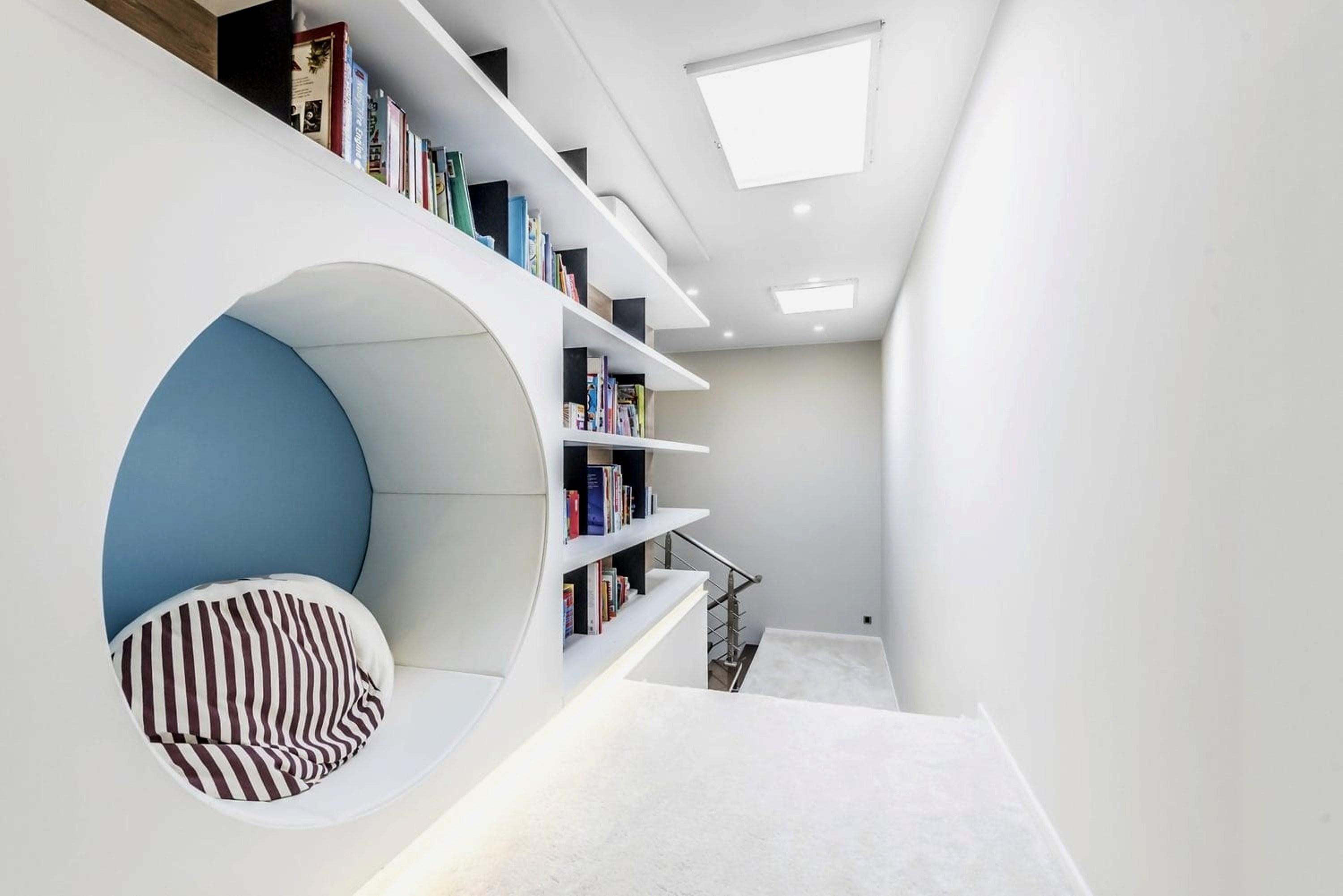 洋房內部樓梯旁的書房設計精緻,兩者打通後變成闊落的閱讀閣。