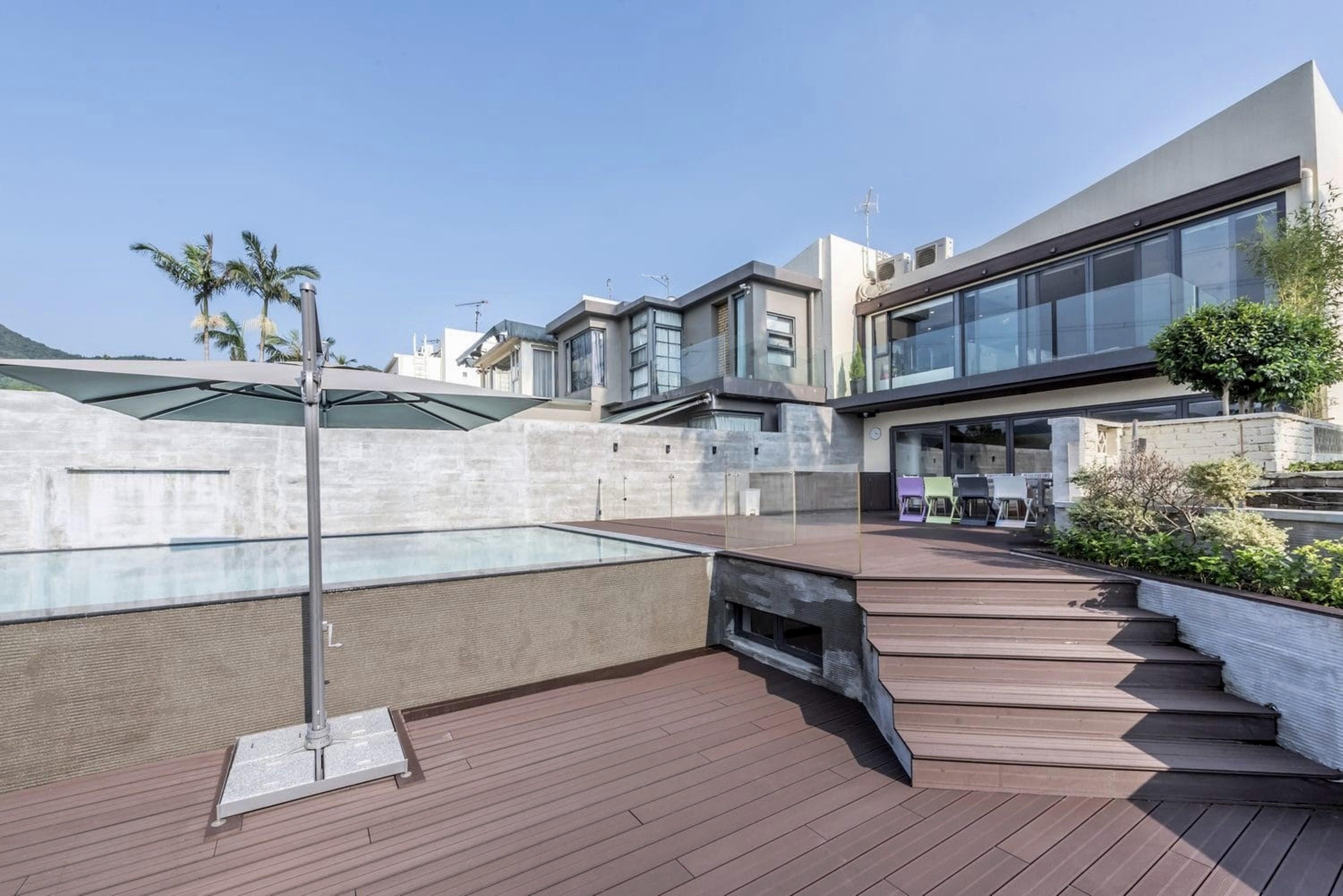 泳池面積不算細小,活動空間亦充裕,洋房外觀亦新淨。