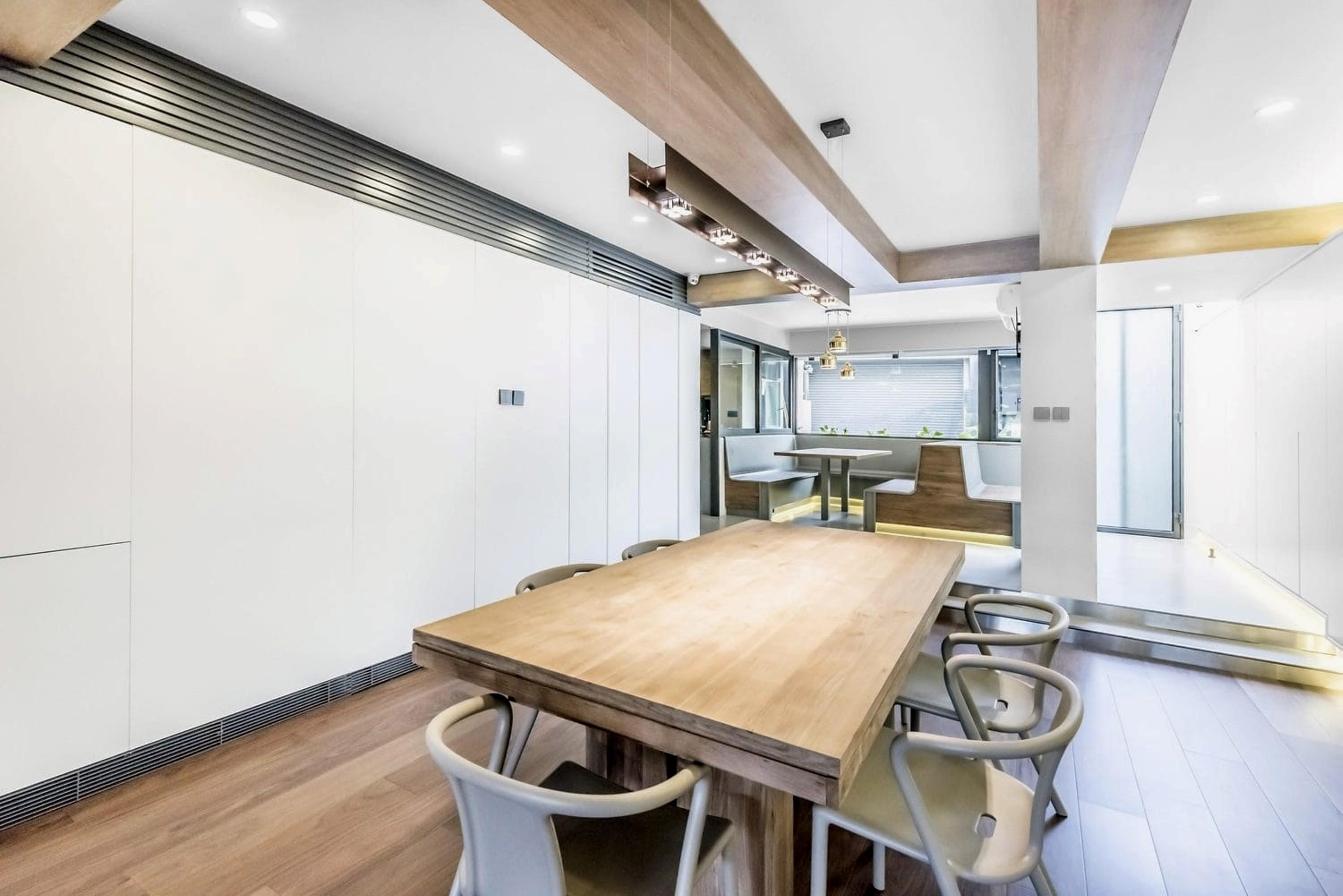 飯廳可放大餐枱,旁邊設有大型收納櫃,新淨又實用。