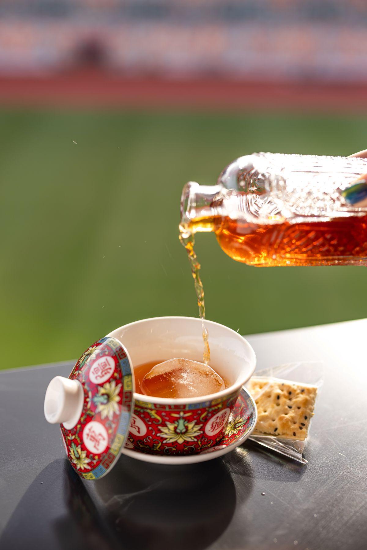 得閒飲茶 Yum Cha Sometime($108)融合自家製玄米茶伏特加、茉莉花茶及富東南亞元素的自製斑蘭糖水,佐以麥芽糖餅。