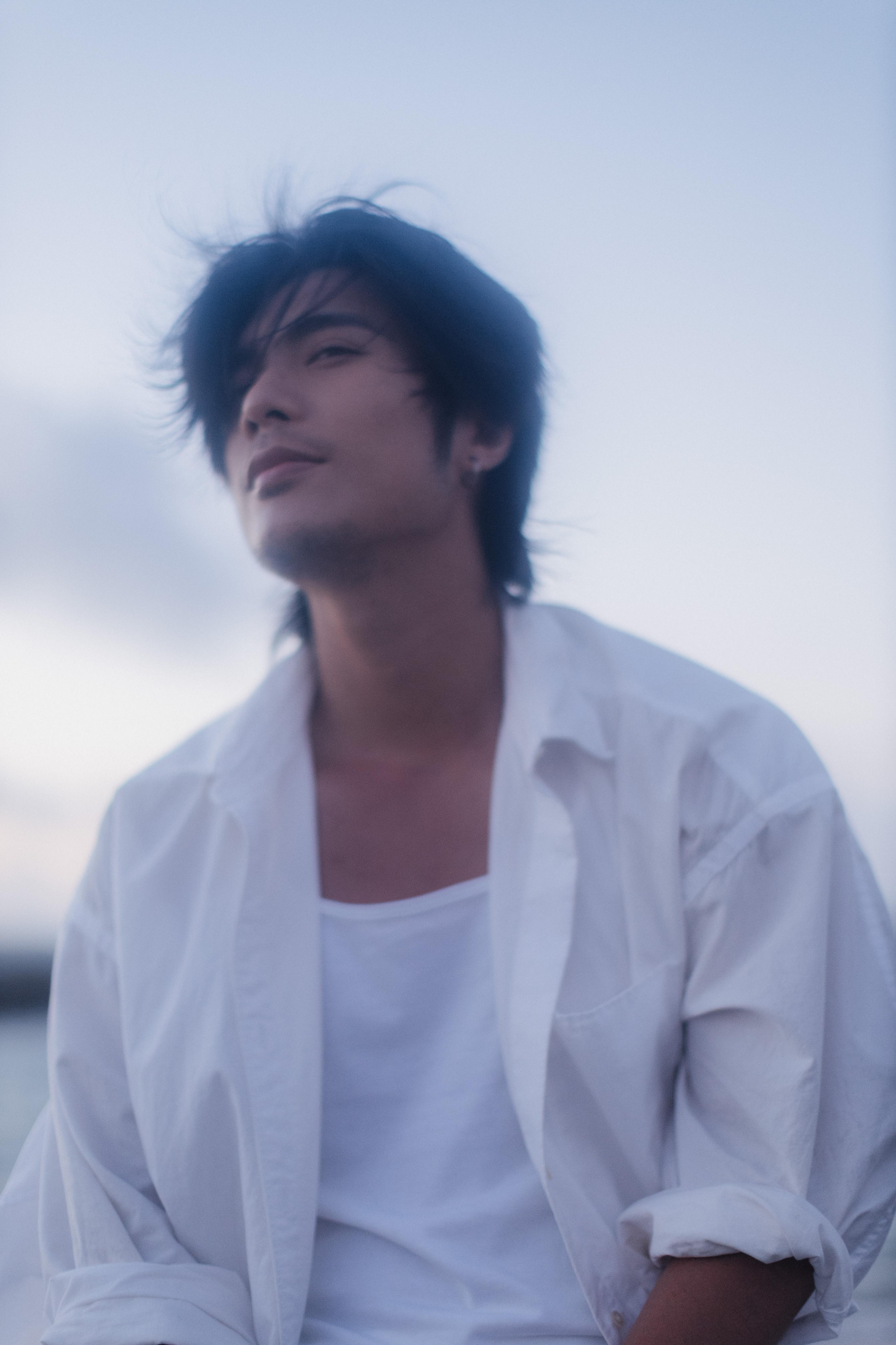 Yan Ting今次再擔任MV導演一職,拉大隊去到日本沖繩取景。