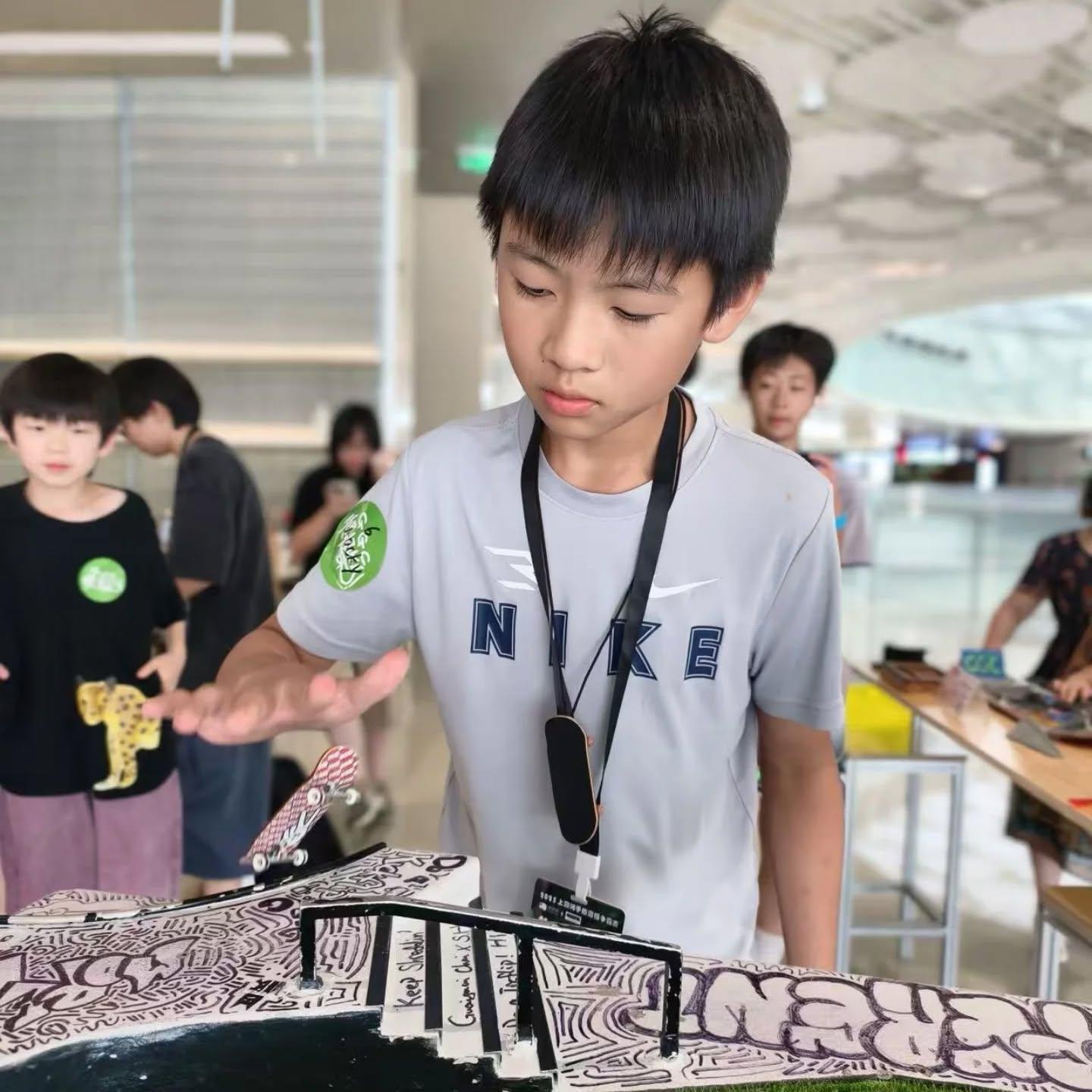 家長與孩子一同繪製迷你滑板,完成作品後,可與其他參加者在迷你滑板場對戰。