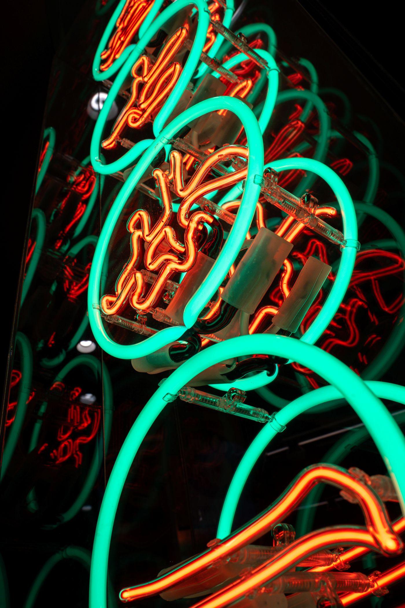 蛋白飲品吧裝潢融入懷舊風格,以霓虹光管作招牌。