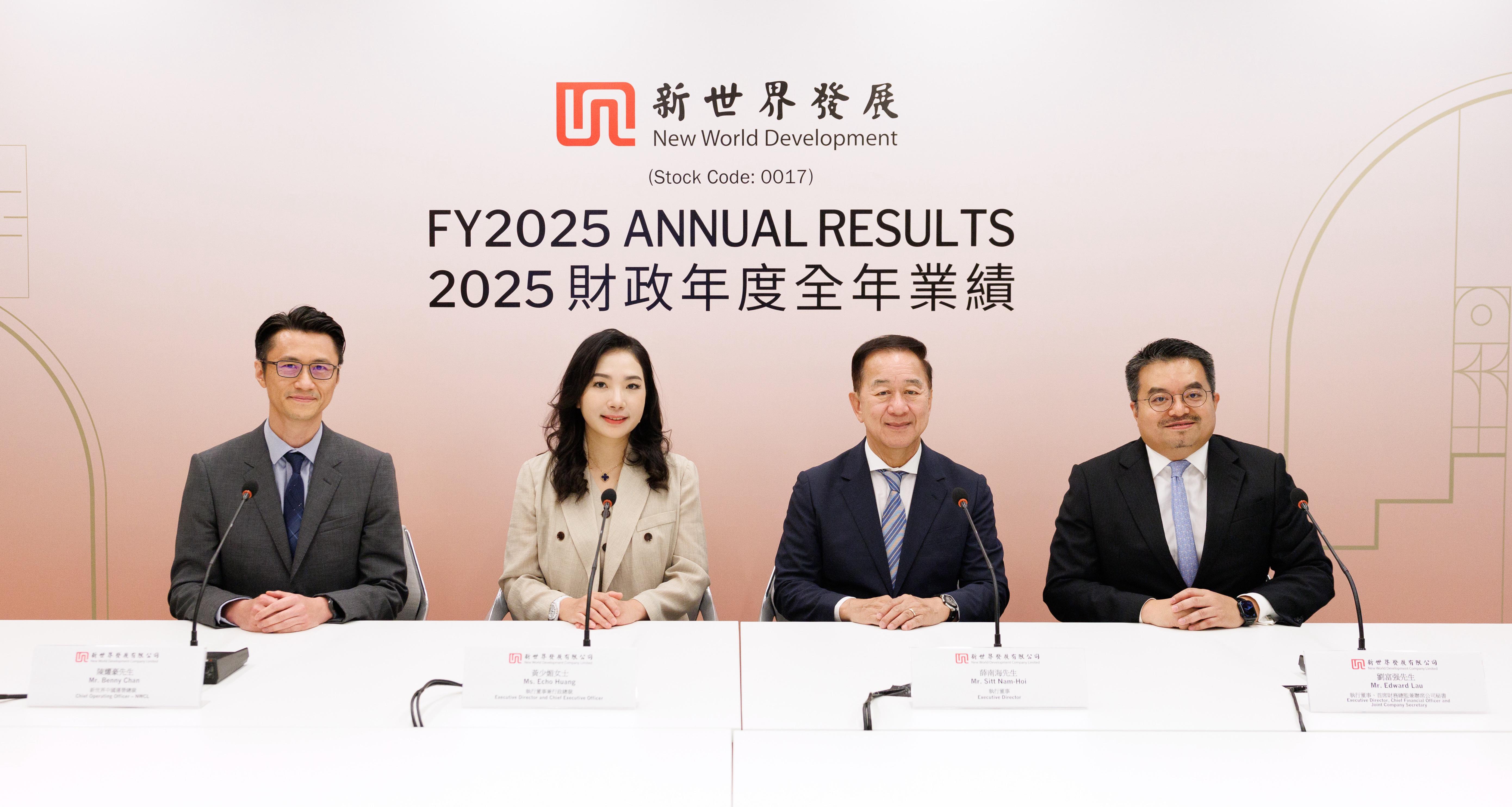 新世界今日公布截至6月底止年度業績。圖左二為集團執行董事兼CEO黃少媚。(新世界提供)