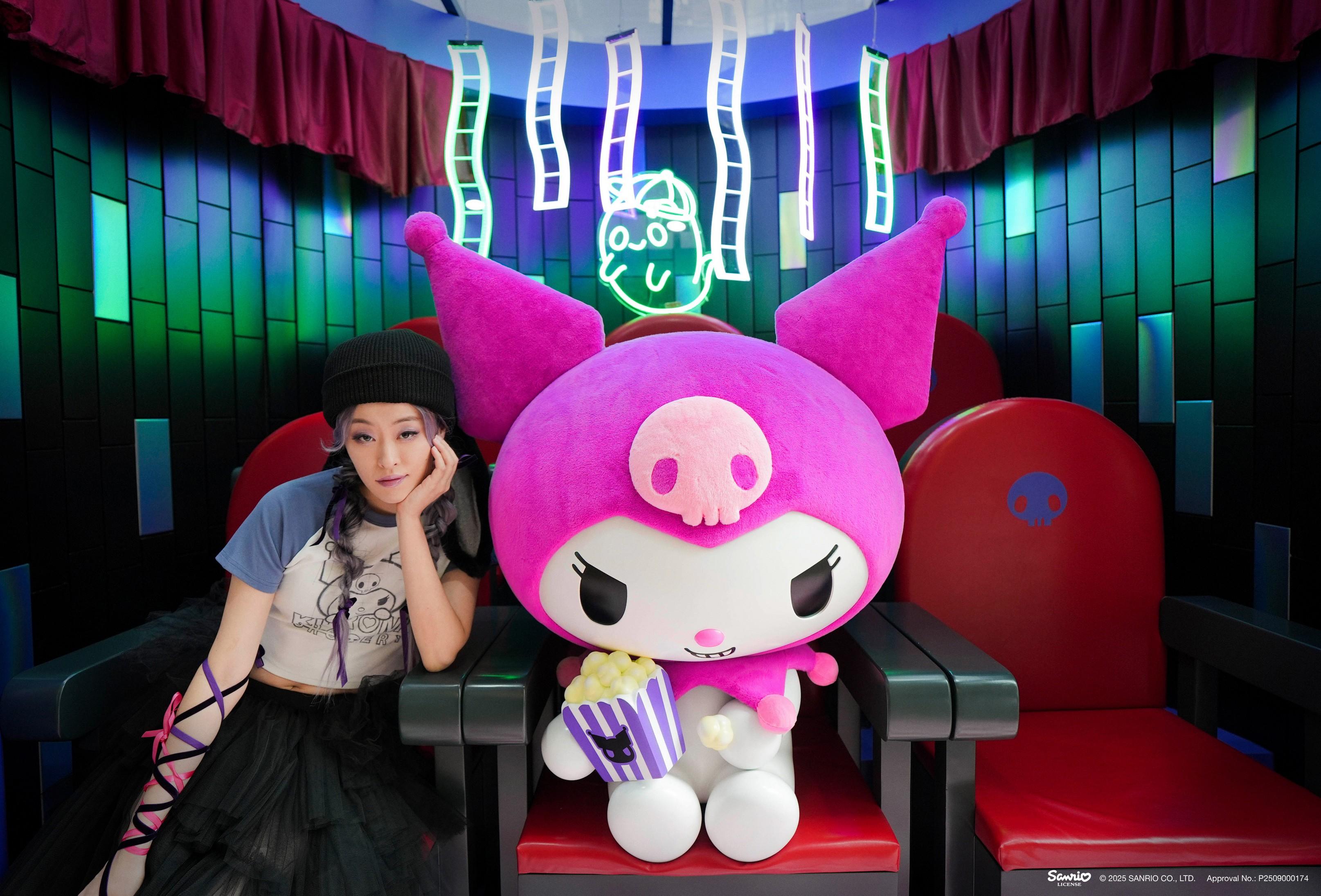 化身電影大亨的KUROMI,手持爆谷坐在戲院中靜候大家,與大家在朗豪坊x KUROMI怪異影院盡情拍攝!