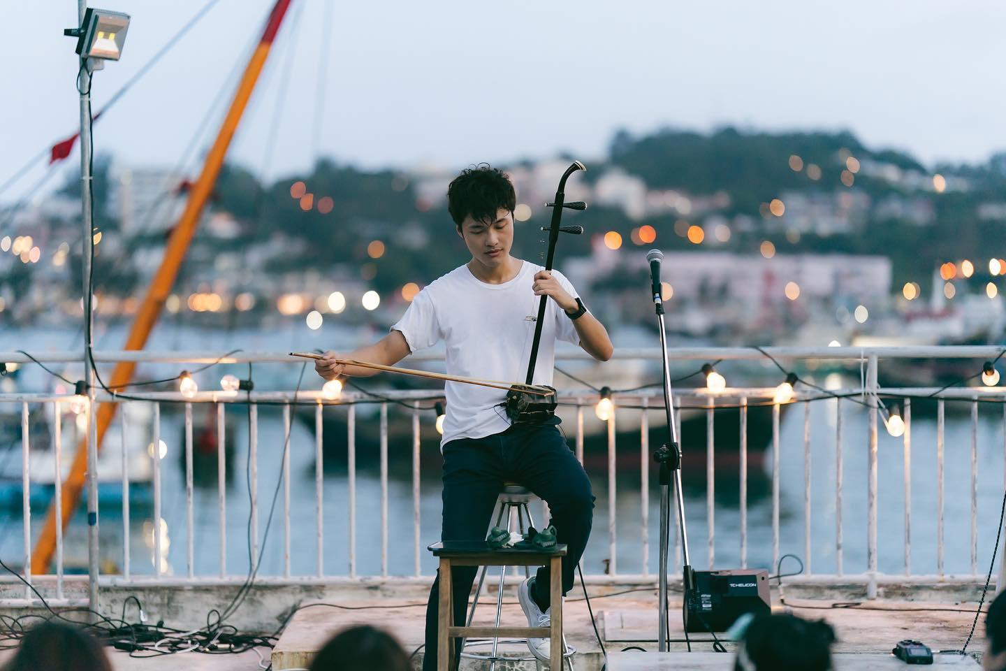 自幼習小胡的朱芸編,視二胡為生命,是他抒發情緒的媒介。