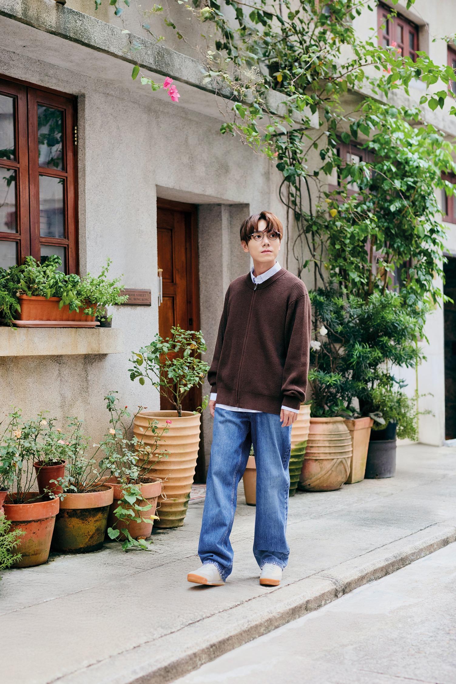 林家謙選擇UNIQLO柔軟親膚的Merino 圓領針織衫及圓領拉鏈開胸外套,不論搭配經典Chino長褲或寬版直腳牛仔褲,都能輕鬆遊走於創作與日常生活之間