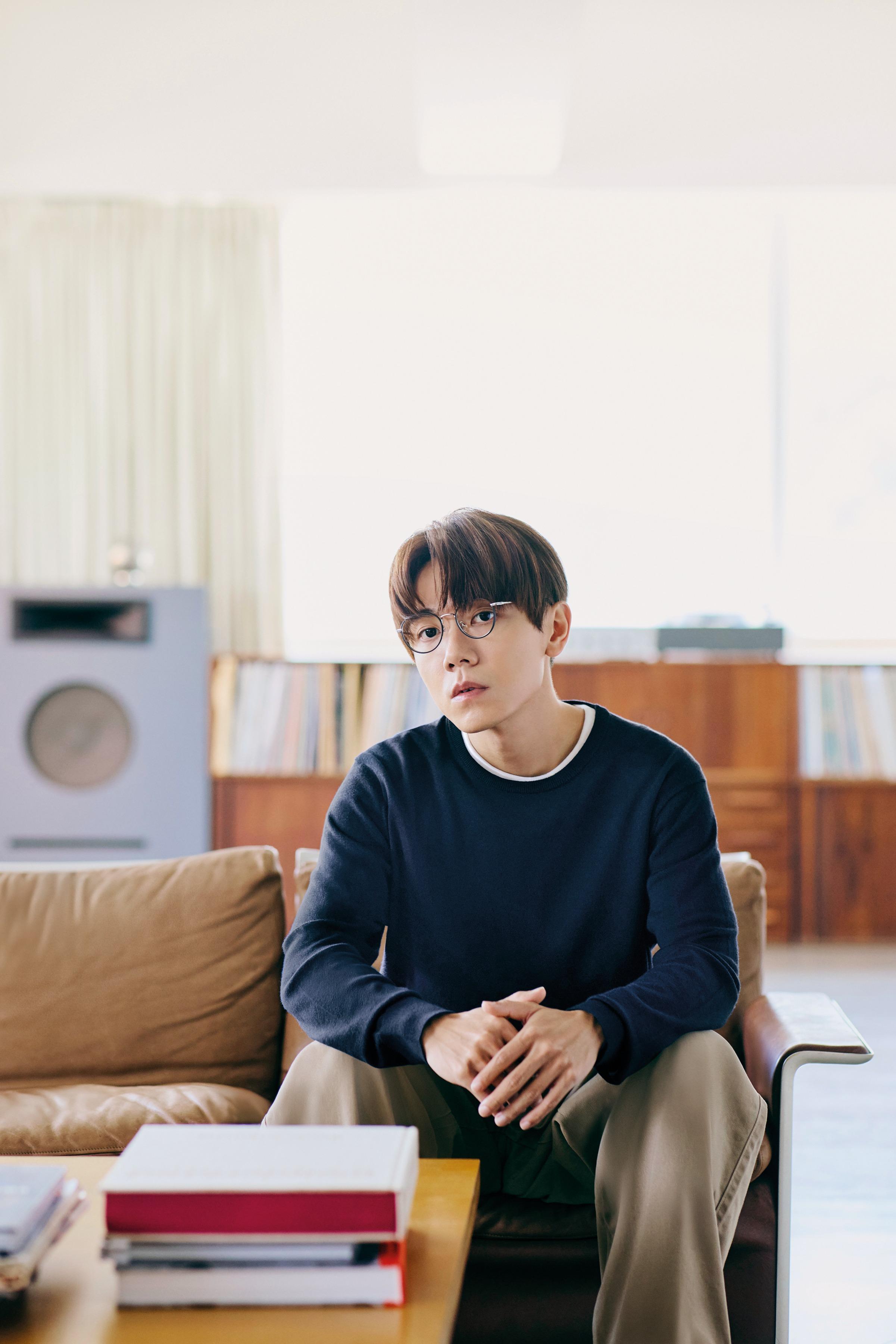 林家謙選擇UNIQLO柔軟親膚的Merino 圓領針織衫及圓領拉鏈開胸外套,不論搭配經典Chino長褲或寬版直腳牛仔褲,都能輕鬆遊走於創作與日常生活之間