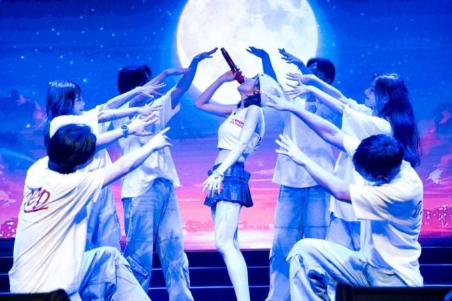 權恩妃一出場就以普通話冧fans。