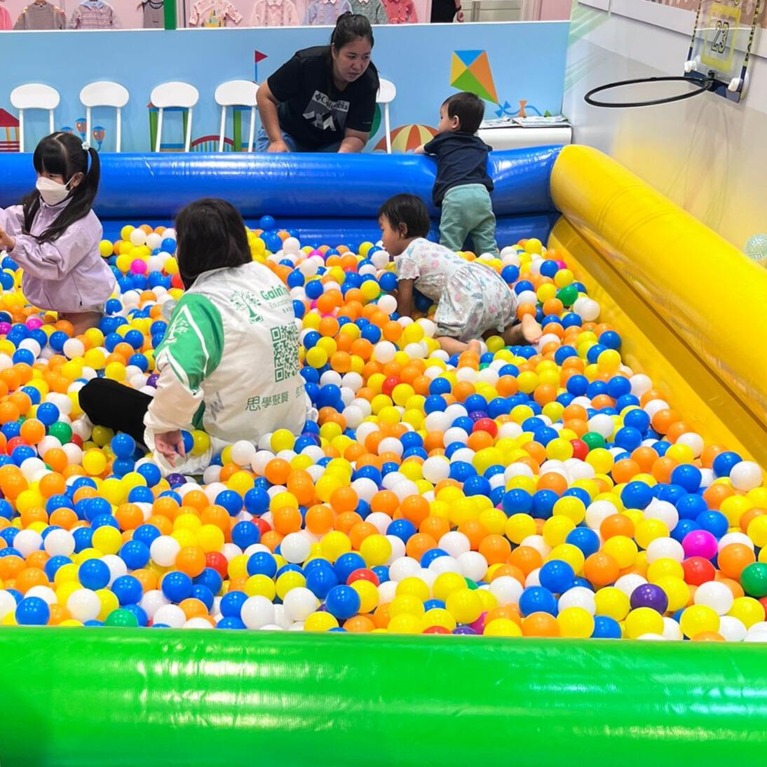 快樂波波池。首15分鐘免費試玩,若需延長,每15分鐘收費$50。