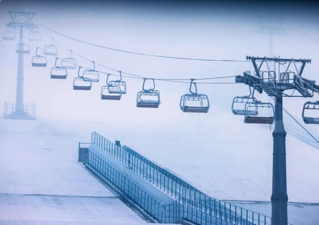 冰雪世界內設有4條吊椅索道,由號稱「魔毯」的電動傳送帶載送旅客登頂。(圖片來源:文旅深圳)