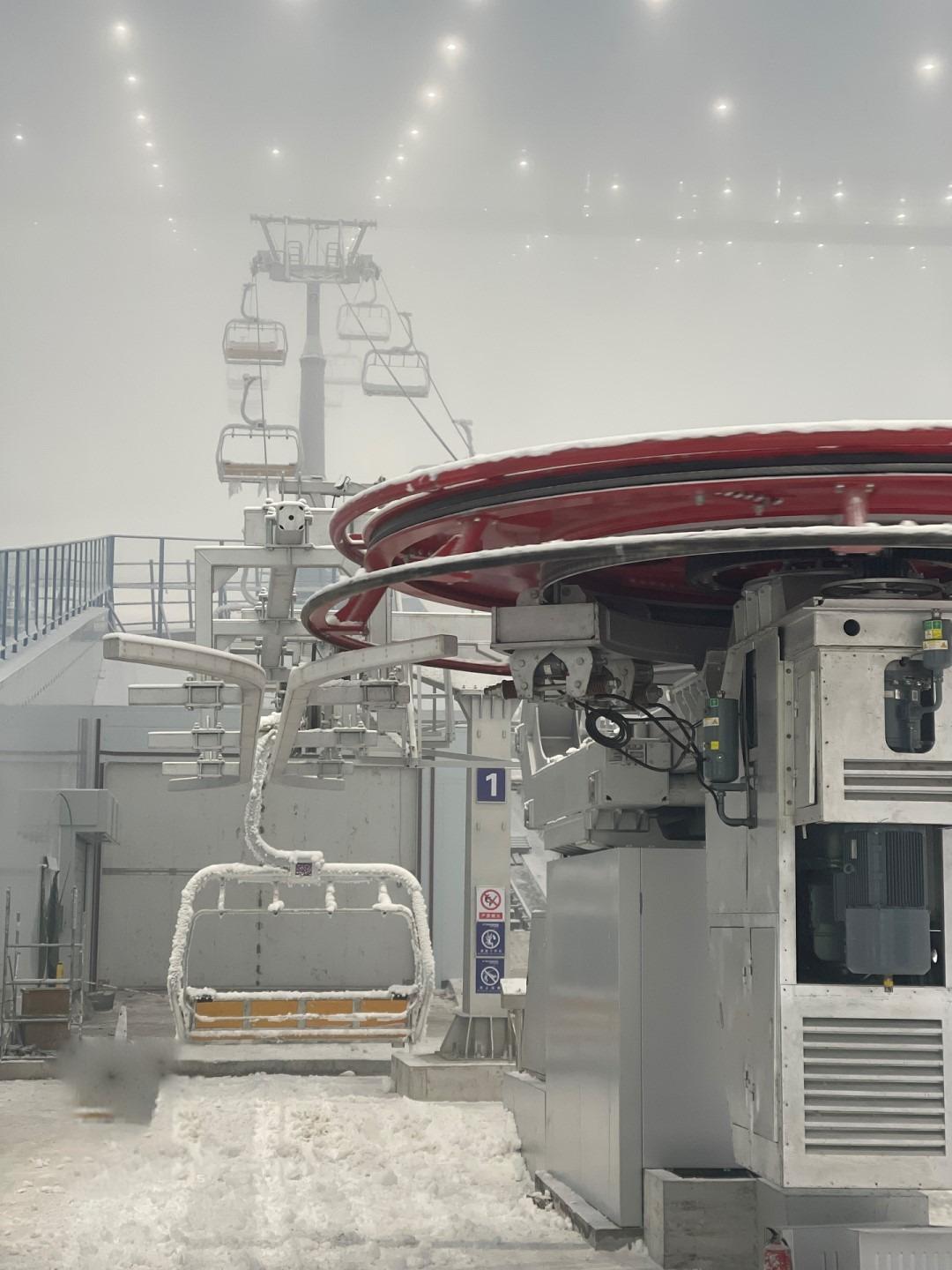 深圳 · 前海冰雪世界中田20台造雪機模擬天然降雪的「冰晶成長」過程高效造雪。(網上圖片)