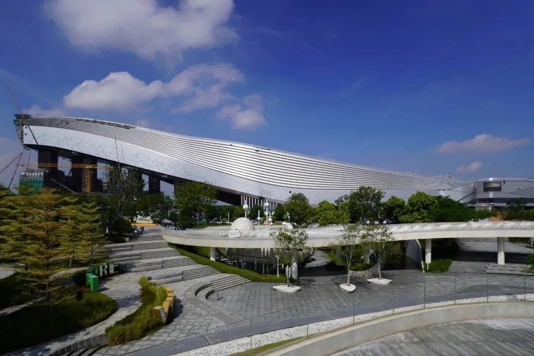 深圳 · 前海冰雪世界由國際建築設計及總體規劃事務所10Design設計,據介紹,冰雪世界的設計外觀靈感來自一隻從水中躍起的藍鯨,極具線條美。(圖片來源:深圳發布)